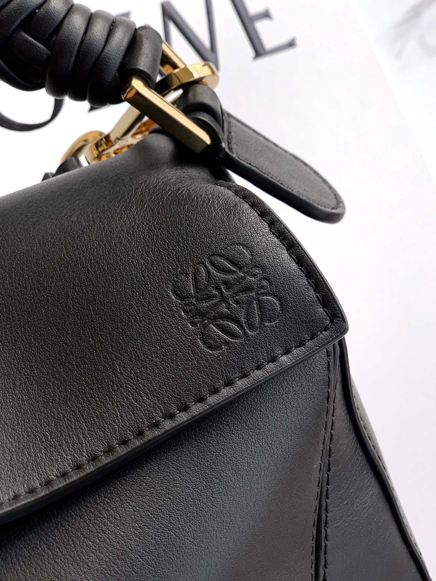 Loewe 独特手柄编织工艺更彰显Loew家的匠心精神创新，也更加知性，委婉，将艺术挥洒淋漓尽致～