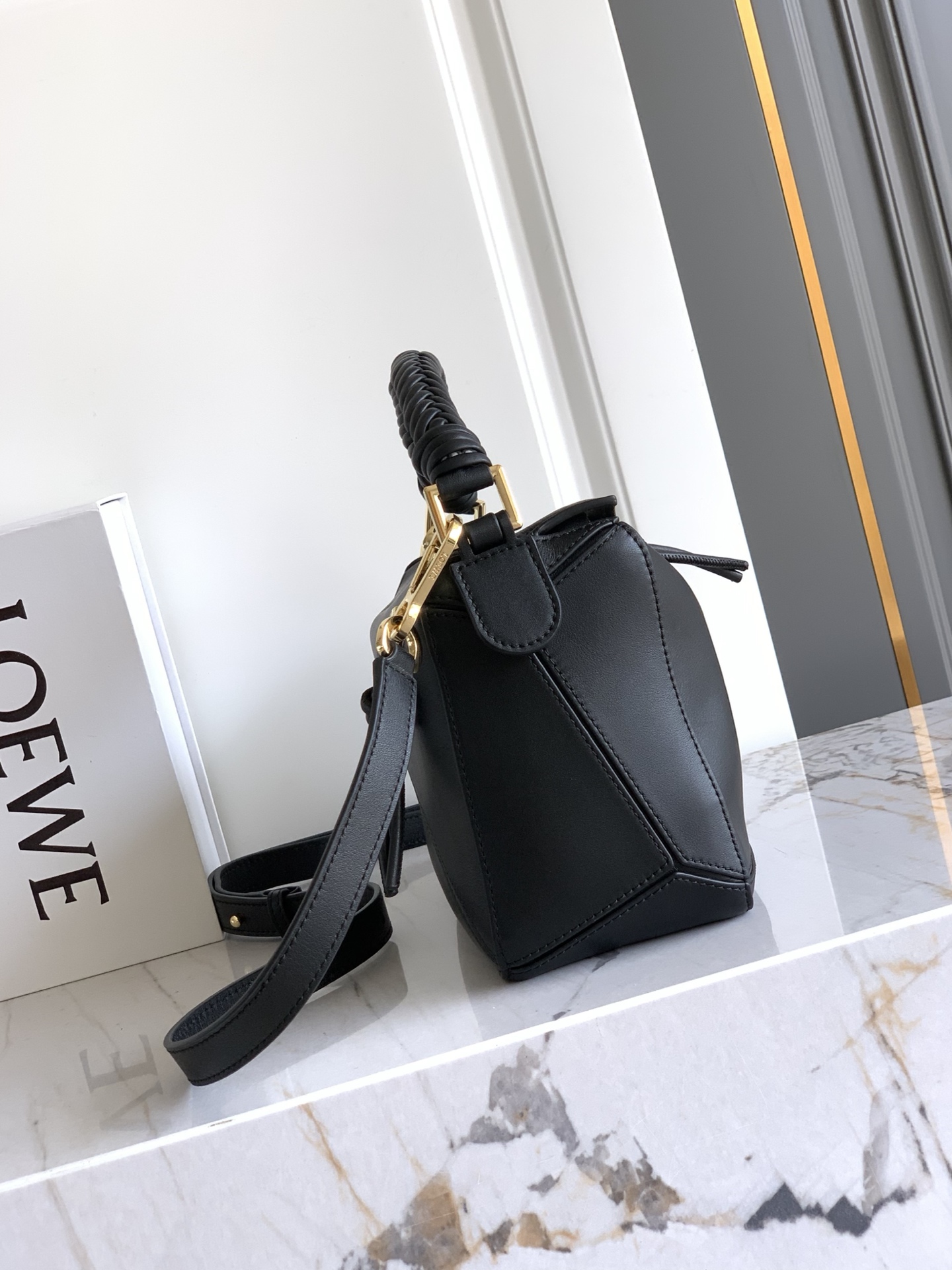 Loewe 独特手柄编织工艺更彰显Loew家的匠心精神创新，也更加知性，委婉，将艺术挥洒淋漓尽致～
