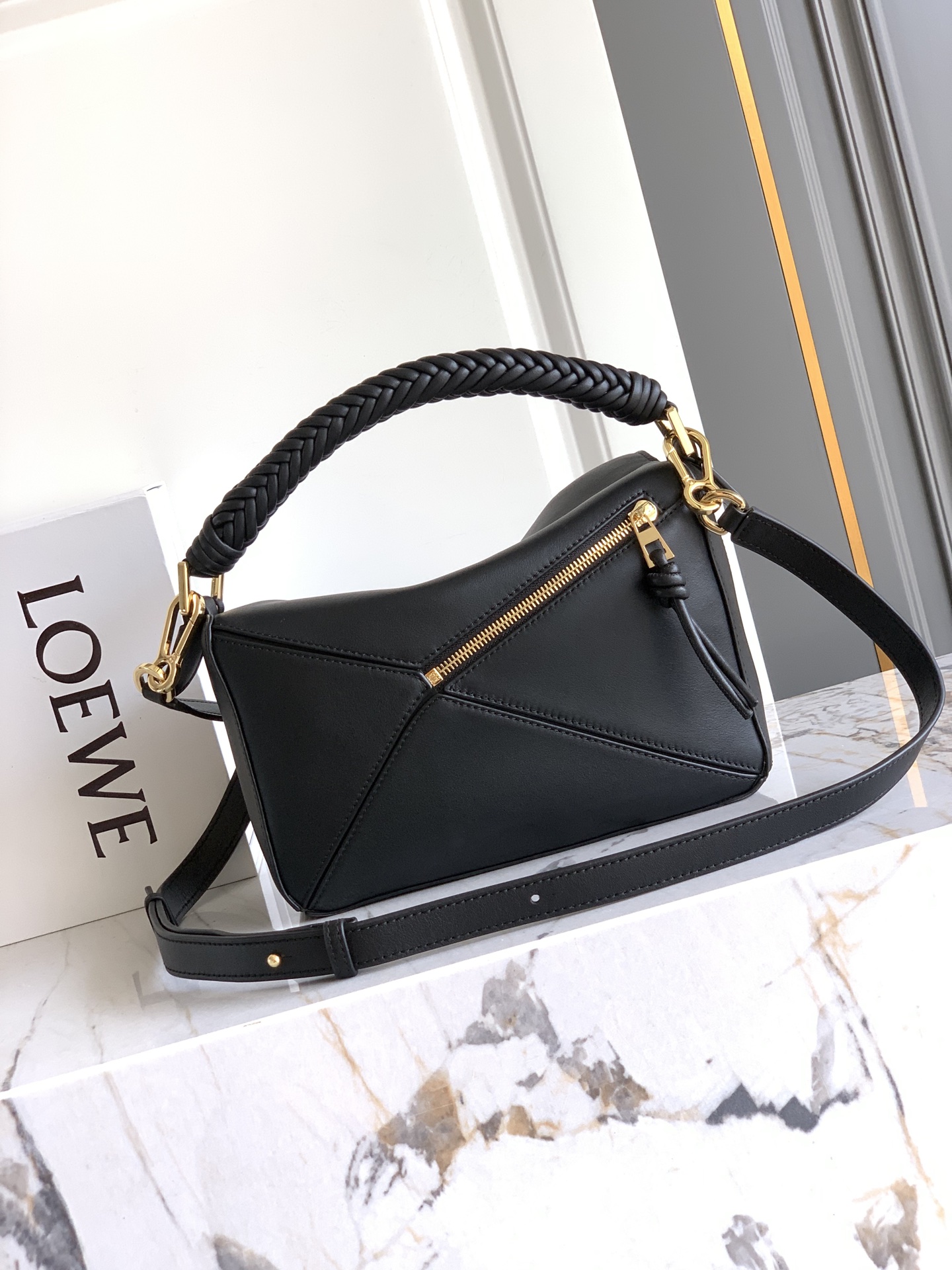 Loewe 独特手柄编织工艺更彰显Loew家的匠心精神创新，也更加知性，委婉，将艺术挥洒淋漓尽致～