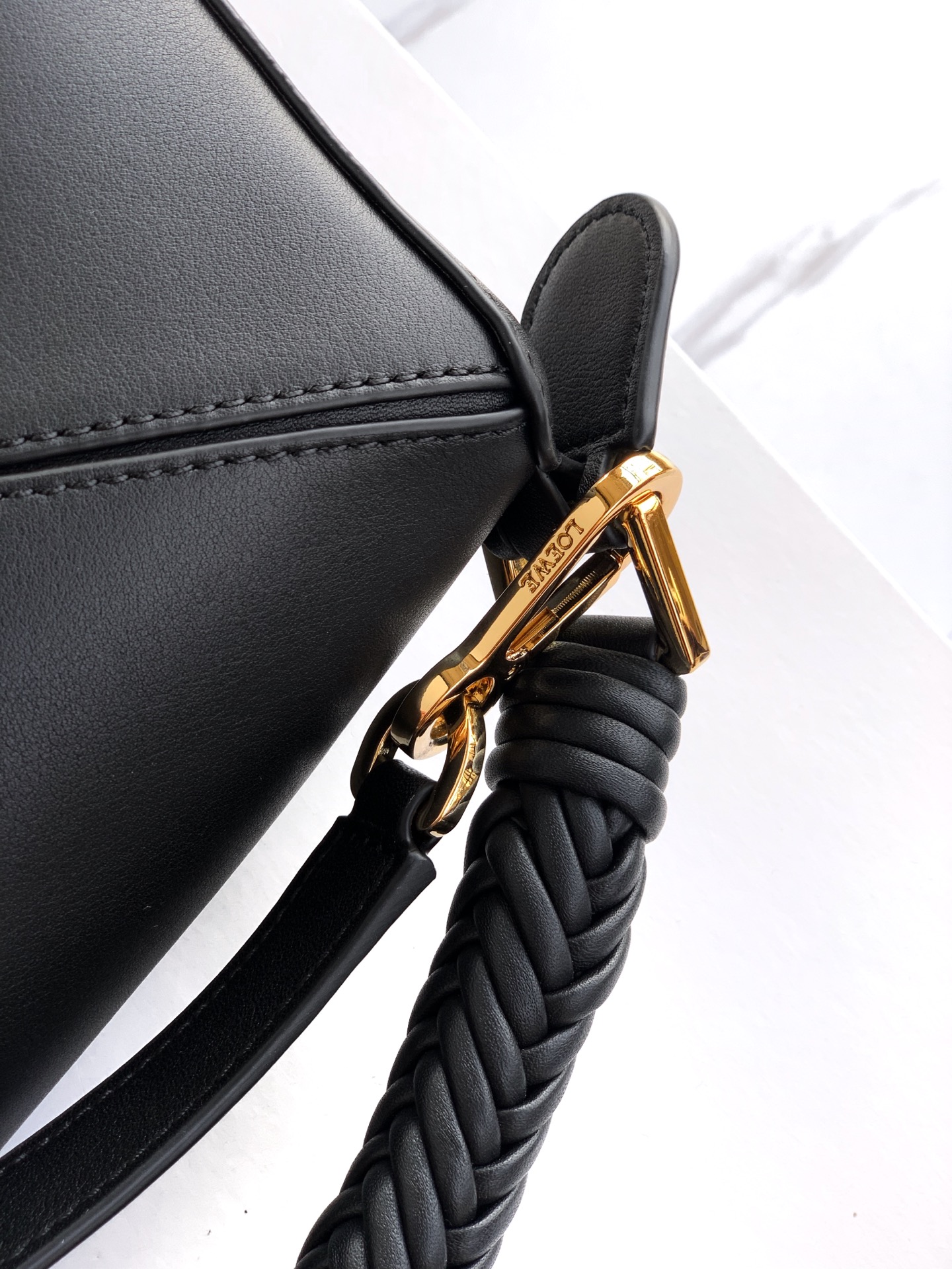 Loewe 独特手柄编织工艺更彰显Loew家的匠心精神创新，也更加知性，委婉，将艺术挥洒淋漓尽致～