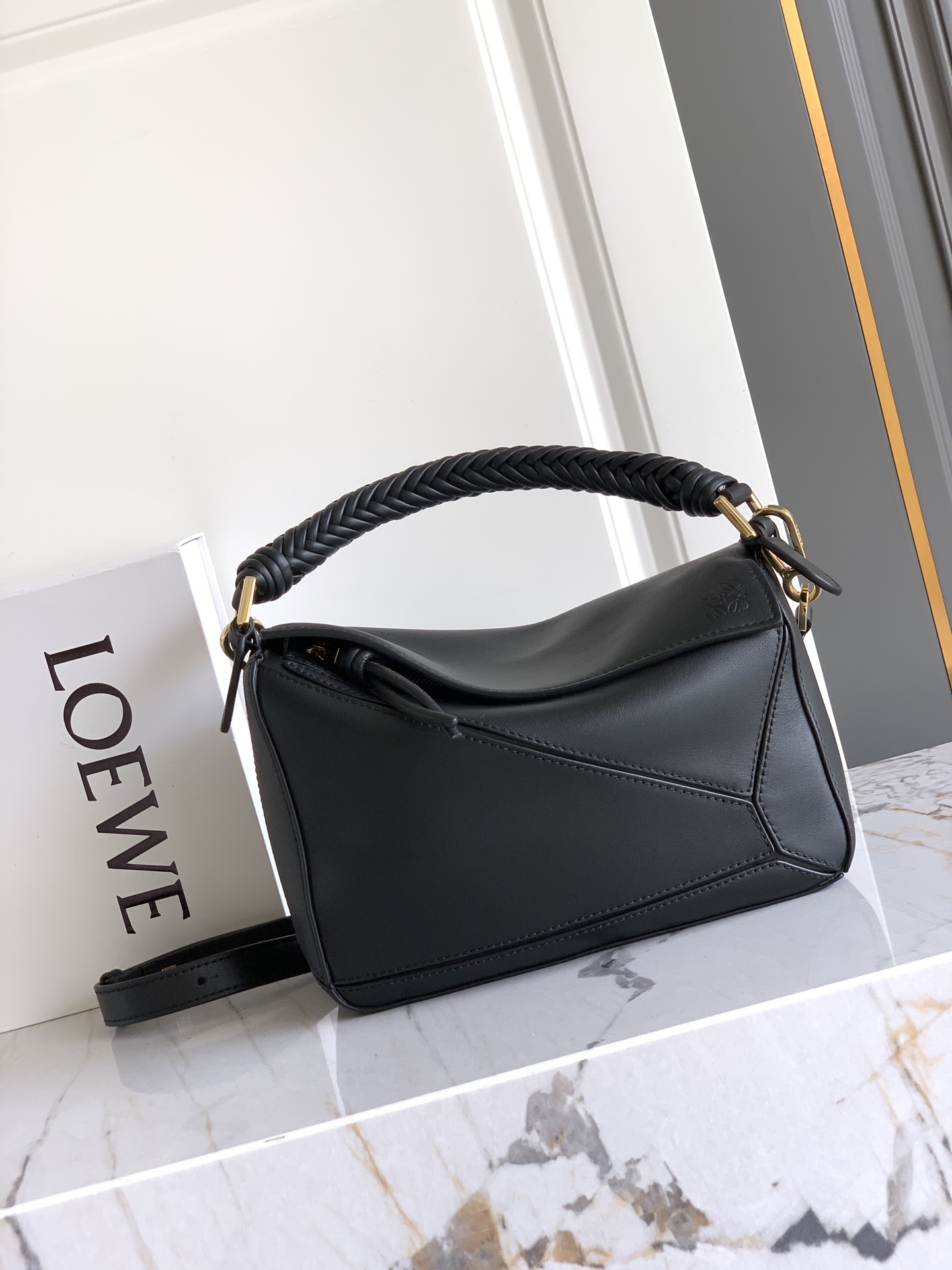 Loewe 独特手柄编织工艺更彰显Loew家的匠心精神创新，也更加知性，委婉，将艺术挥洒淋漓尽致～