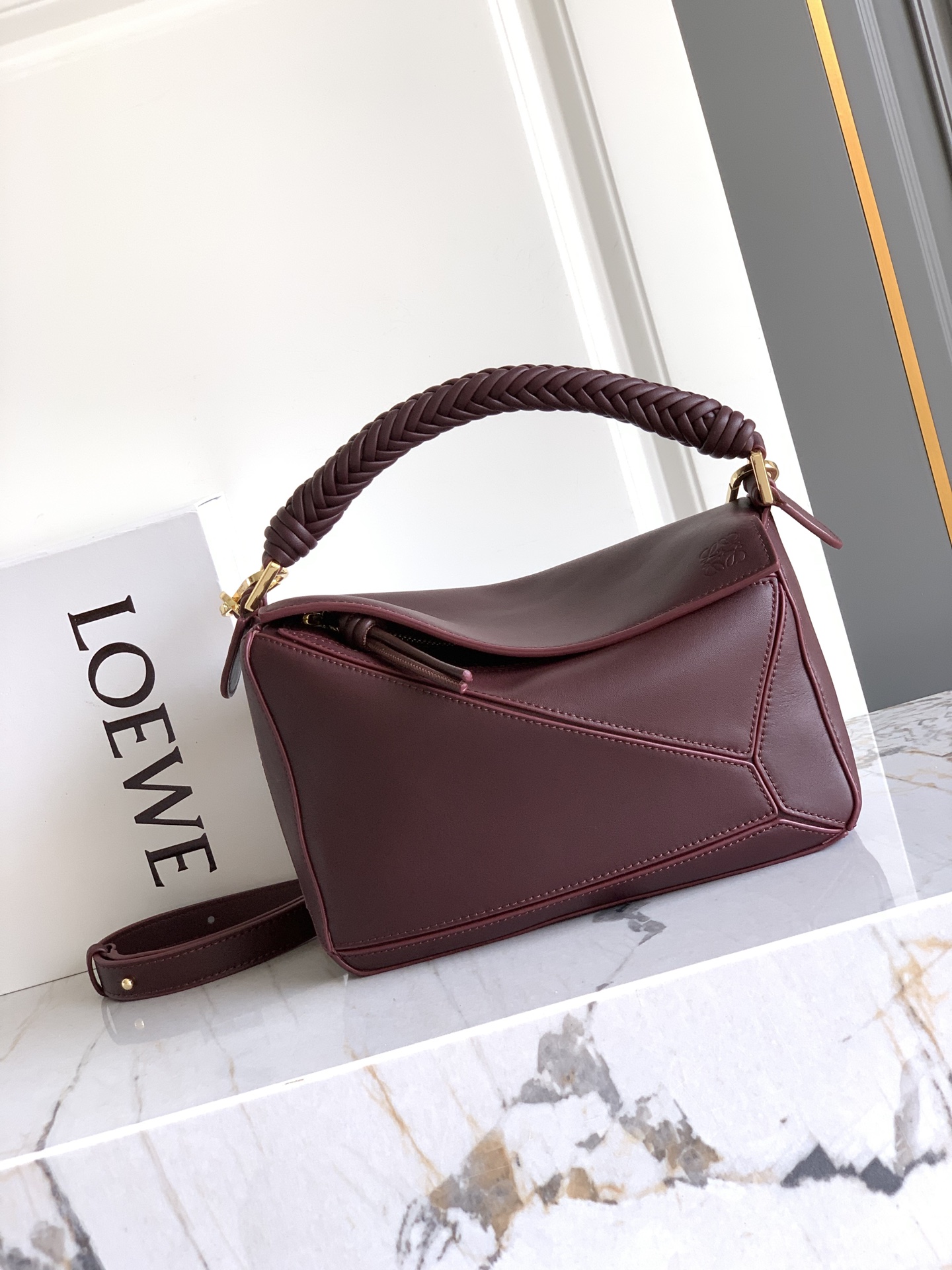 Loewe 独特手柄编织工艺更彰显Loew家的匠心精神创新，也更加知性，委婉，将艺术挥洒淋漓尽致～