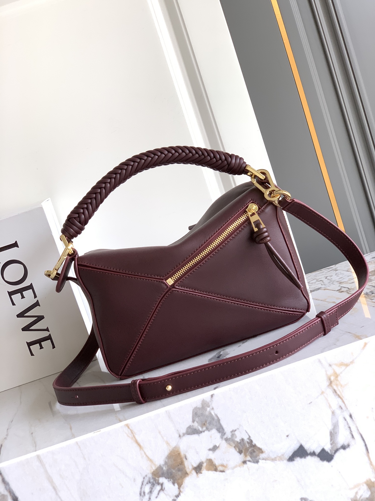 Loewe 独特手柄编织工艺更彰显Loew家的匠心精神创新，也更加知性，委婉，将艺术挥洒淋漓尽致～
