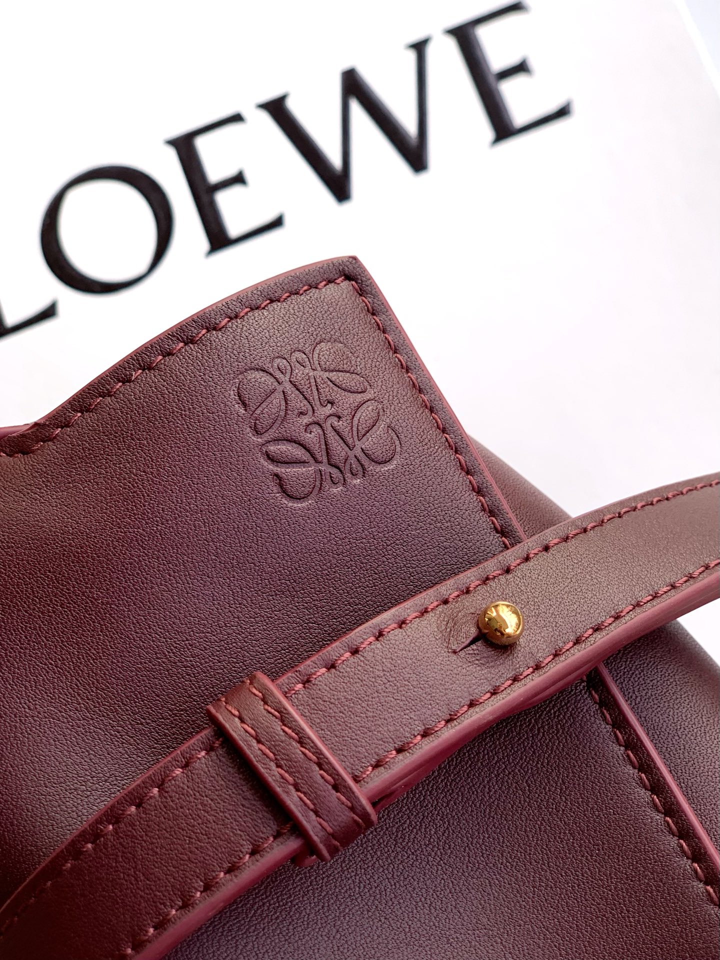Loewe 独特手柄编织工艺更彰显Loew家的匠心精神创新，也更加知性，委婉，将艺术挥洒淋漓尽致～