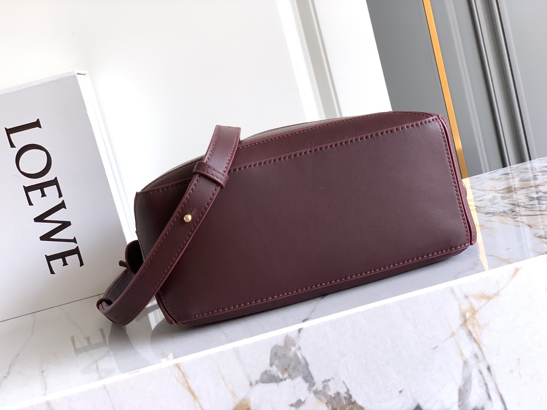 Loewe 独特手柄编织工艺更彰显Loew家的匠心精神创新，也更加知性，委婉，将艺术挥洒淋漓尽致～