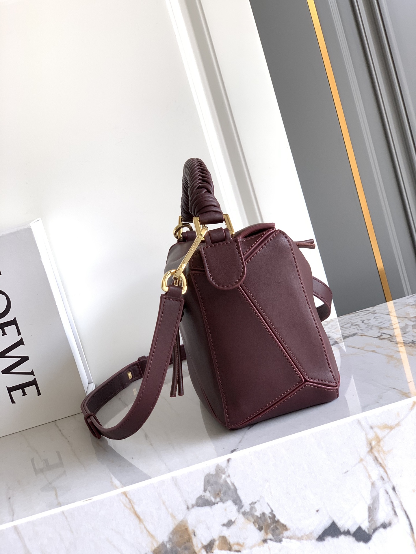 Loewe 独特手柄编织工艺更彰显Loew家的匠心精神创新，也更加知性，委婉，将艺术挥洒淋漓尽致～
