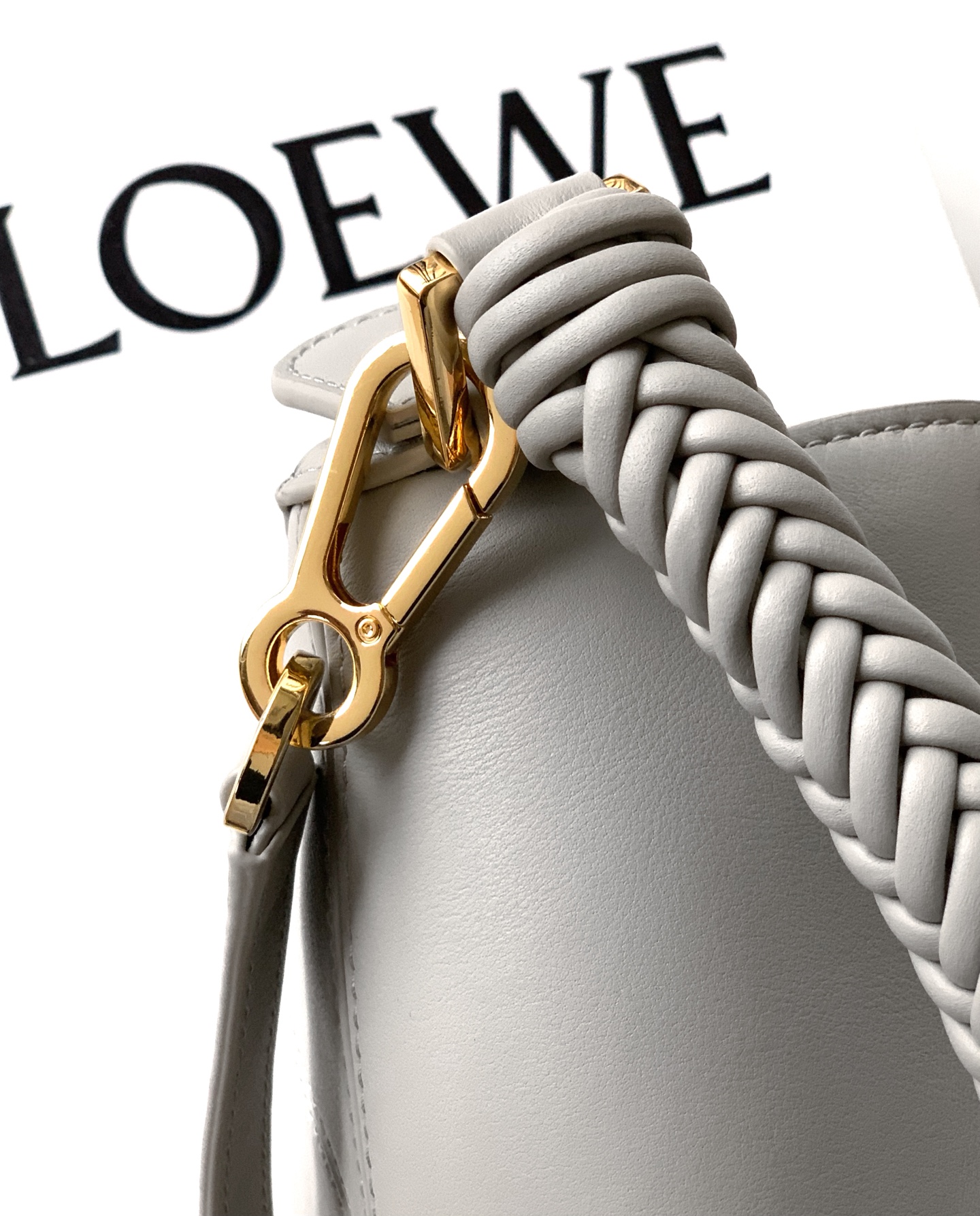 Loewe 独特手柄编织工艺更彰显Loew家的匠心精神创新，也更加知性，委婉，将艺术挥洒淋漓尽致～