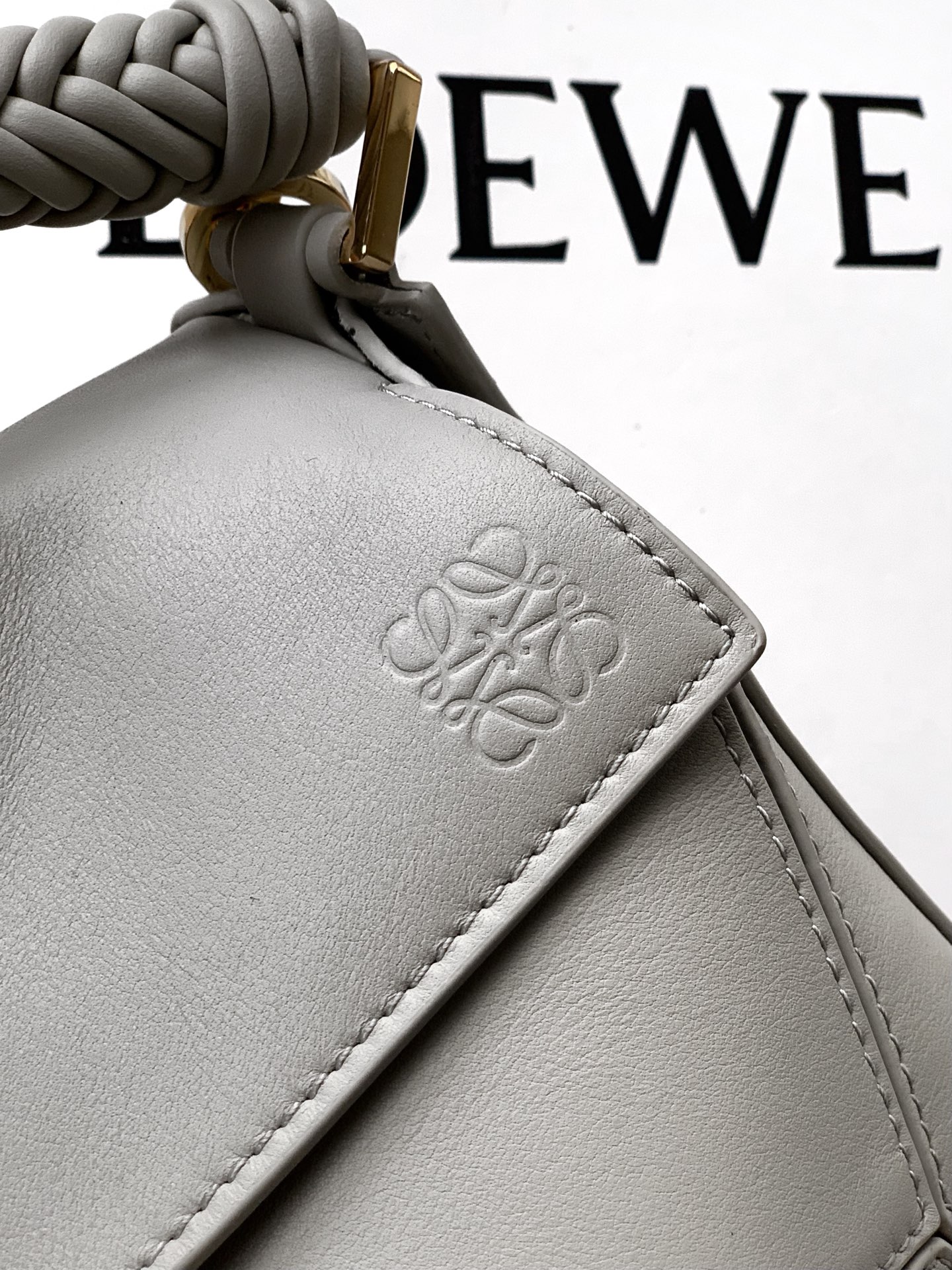 Loewe 独特手柄编织工艺更彰显Loew家的匠心精神创新，也更加知性，委婉，将艺术挥洒淋漓尽致～