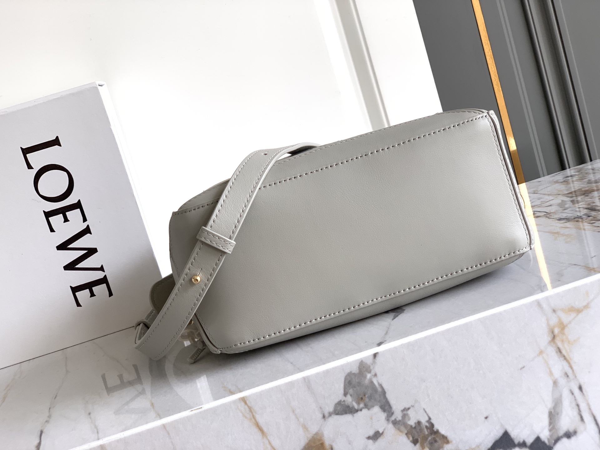 Loewe 独特手柄编织工艺更彰显Loew家的匠心精神创新，也更加知性，委婉，将艺术挥洒淋漓尽致～
