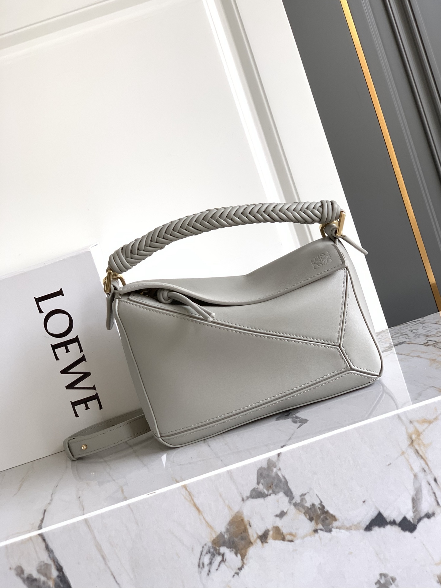 Loewe 独特手柄编织工艺更彰显Loew家的匠心精神创新，也更加知性，委婉，将艺术挥洒淋漓尽致～