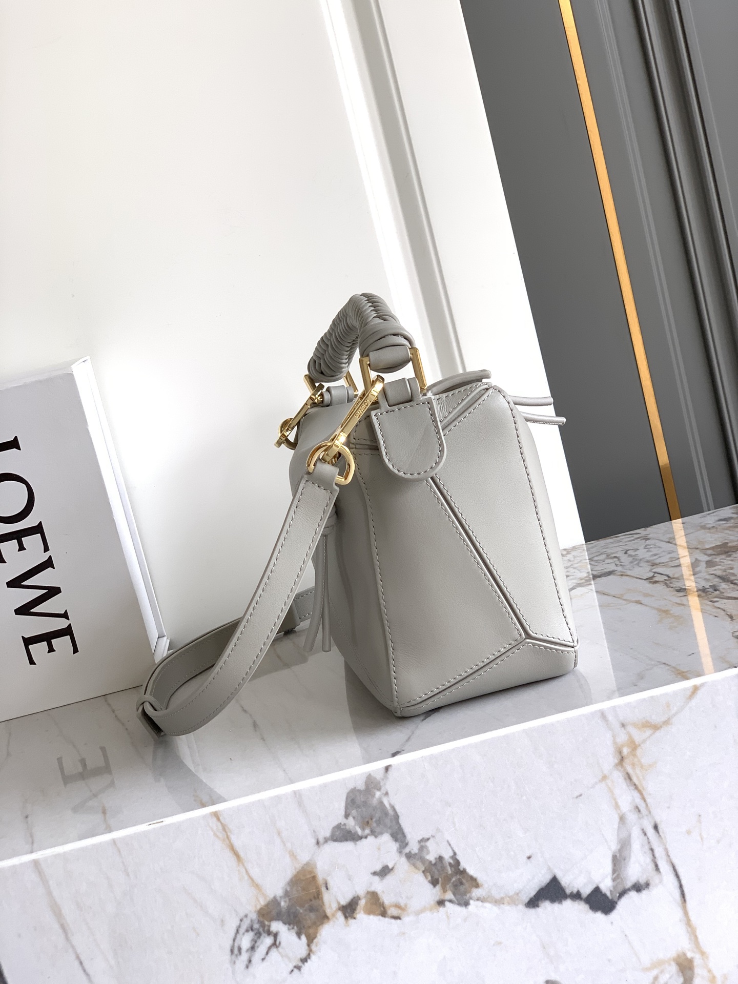 Loewe 独特手柄编织工艺更彰显Loew家的匠心精神创新，也更加知性，委婉，将艺术挥洒淋漓尽致～