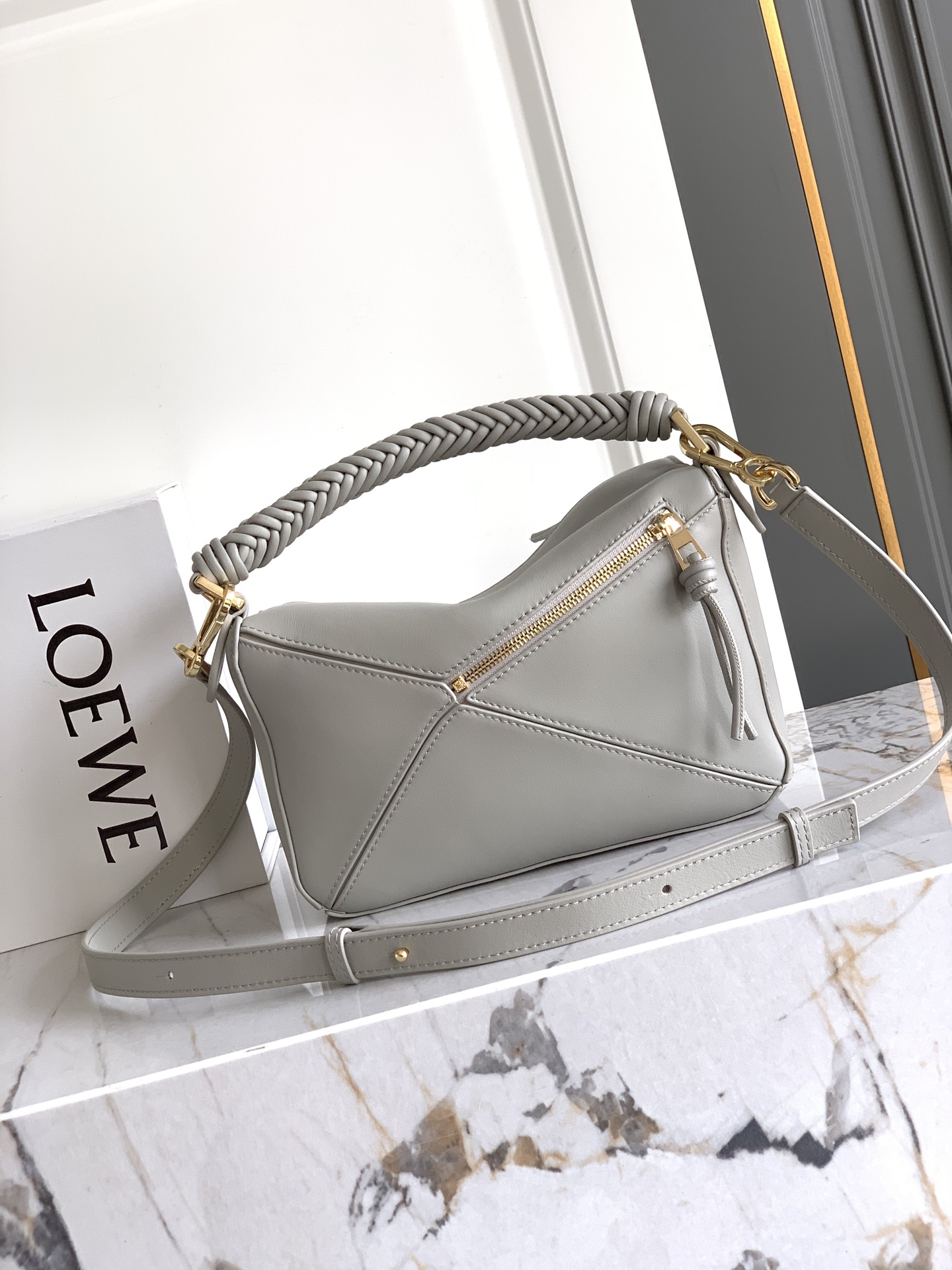 Loewe 独特手柄编织工艺更彰显Loew家的匠心精神创新，也更加知性，委婉，将艺术挥洒淋漓尽致～