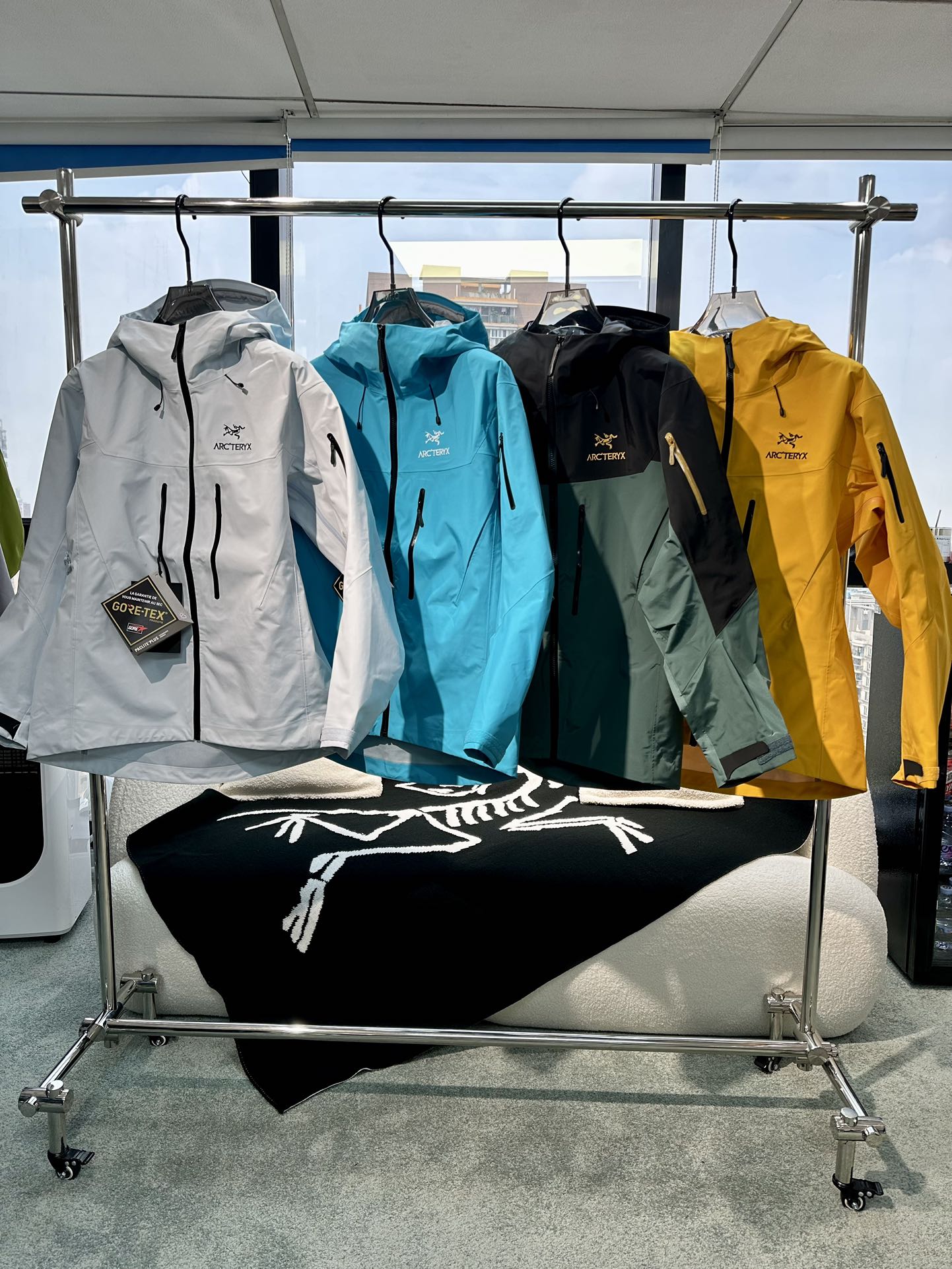 NO:121739,Vietnam Channel Arcteryx Archaeoptera Bird Alpha Series Sv 7th Generation GORE-TEX Pro Embroidered Logo Pattern Casual Sports Hooded Zipper Hard Shell Outdoor Hiking Waterproof Shoes Color: Orange and Yellow Number S-2XL, Loro Pianaarc'teryx,hats,alexander Wang19860909越南渠道 Arcteryx始祖鸟 Alpha系列 Sv 第7代 GORE-TEX Pro 刺绣Logo图案休闲运动连帽拉链硬壳 户外远足 防水冲锋衣 颜色 :橙黄色 码数s-2XL,,loro pianaarc'teryx,hats,alexander wang,Men's clothing