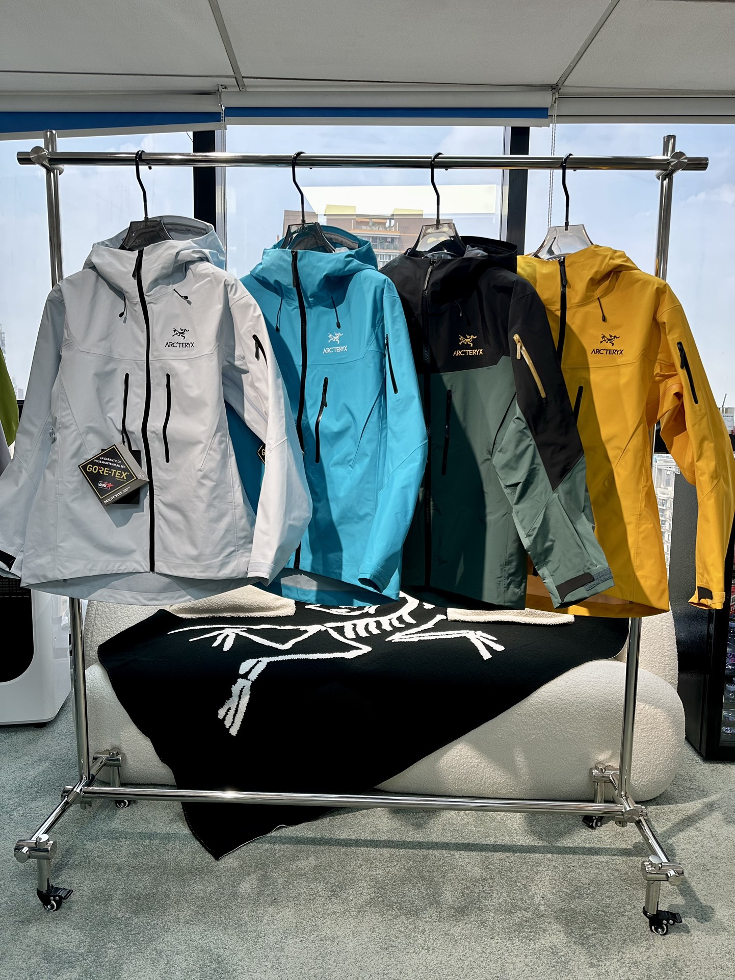 NO:121744,Vietnam Channel Arcteryx Archaeoptera Bird Alpha Series Sv 7th Generation GORE-TEX Pro Embroidered Logo Pattern Casual Sports Hooded Zipper Hard Shell Outdoor Hiking Waterproof Jacket Color: Green Spoken Black Number S-2XL, Loro Pianaarc'teryx,hats,alexander Wang19860909越南渠道 Arcteryx始祖鸟 Alpha系列 Sv 第7代 GORE-TEX Pro 刺绣Logo图案休闲运动连帽拉链硬壳 户外远足 防水冲锋衣 颜色 :绿拼黑色 码数s-2XL,,loro pianaarc'teryx,hats,alexander wang,Men's clothing