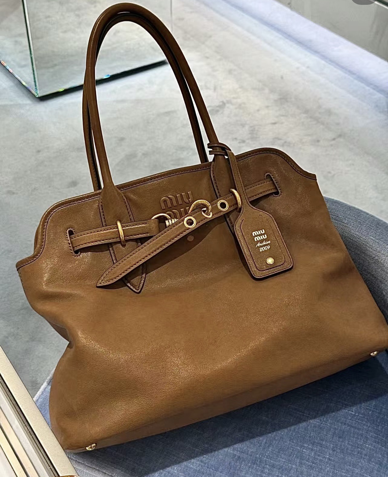 A sophisticated shopping tote silhouette - Comprehensive 5