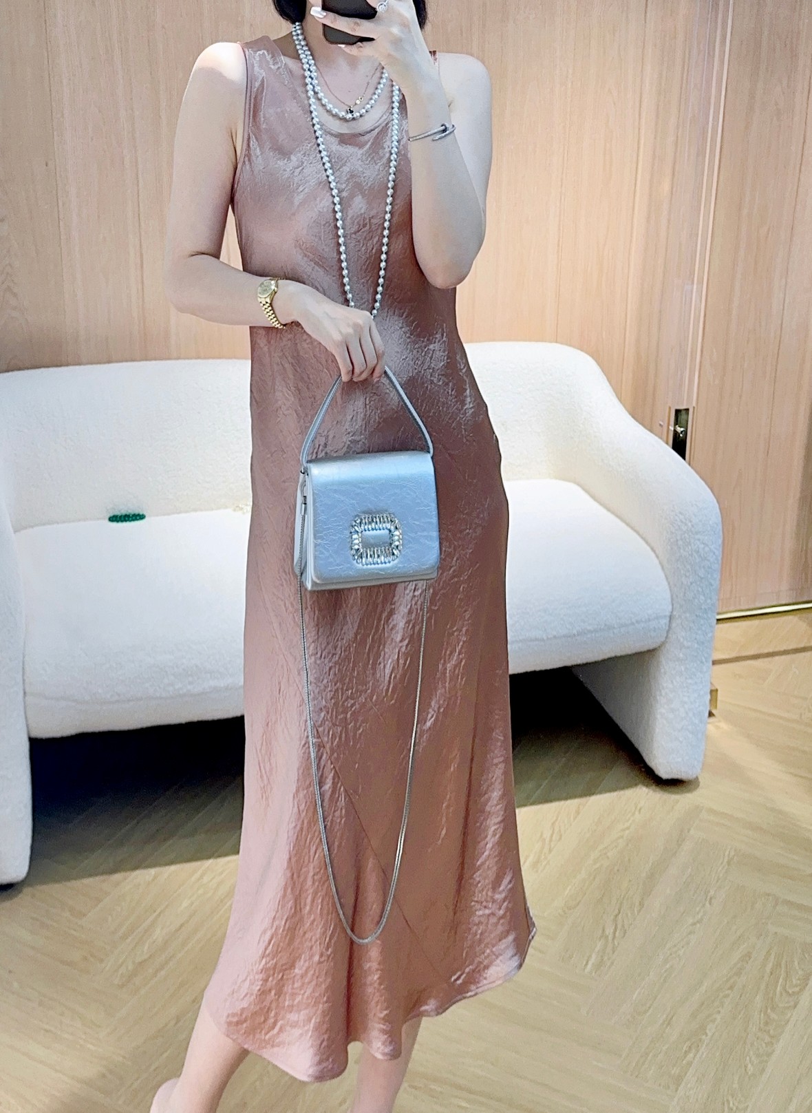 High-End Women’s Suit with Sandro’s Acetic Acid Vests: Specifications and Colors