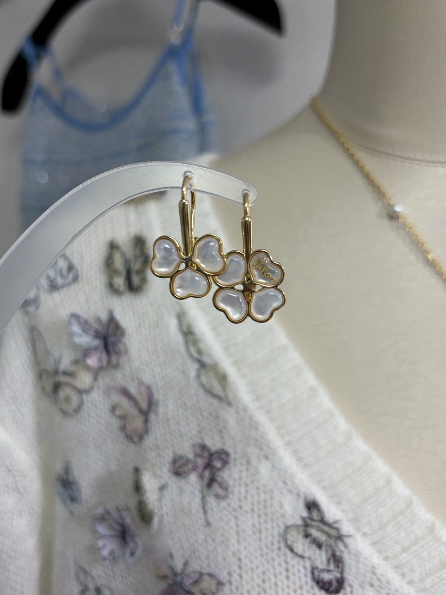 NO:856561,88180, Dior26 new early spring four-leaf clover mother-of-pearl ear hook earrings. They are incredibly beautiful to wear and have a strong sense of detail. A must-have for little fairies. The exquisiteness is welded on the ears to give the feeling of a wealthy daughter. The earrings come with the top version, dior, earrings, Cartier high-end jewelry.1986090988180,Dior26早春新款四叶草珍珠贝母耳钩耳环 戴上美的不像话细节感很强 小仙女必备 把精致焊在耳朵上的富家千金感 耳环带顶级版本,,dior,earrings,卡迪亚高端饰品,Jewelry