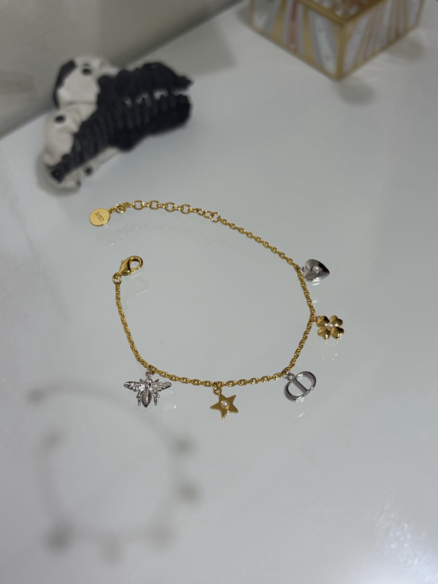 NO:766048,88200, Dior's new early spring multi-element CD bracelet, highly recommended!  Super beautiful, how to match it to look good? Zizhi Z brass custom-made, multi-element design is unique. The collision of classic CD, stars, bees, four-leaf clovers, and love pearl elements is so beautiful. The same brass material as yb. Customized pearl bracelet, top version, dior, bracelet, Cartier high-end jewelry1986090988200,Dior 早春新款多元素CD手链 强烈推荐！超美,怎么搭配怎么好看 一致致Z黄铜订制,多元素设计别具一格 经典的CD,星星,蜜蜂,四叶草, 爱心珍珠元素碰撞太绝美啦 yb一样黄铜材质 定制珍珠 手链,顶级版本,,dior,bracelet,卡迪亚高端饰品,Jewelry