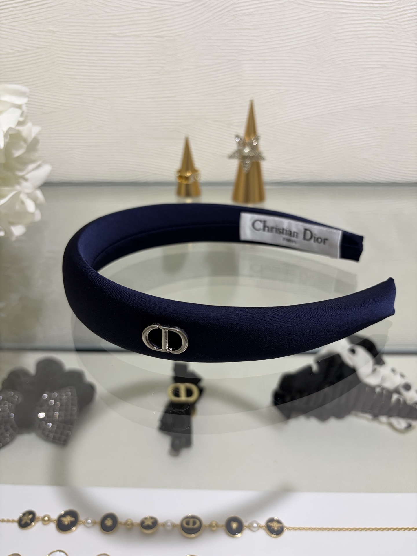 NO:766059,88180, Dior Dior Navy Satin CD Headband An elegant and sophisticated Dior style hairband, ideal for creating a gentle and atmospheric hairstyle. It is made of navy blue glossy satin material, with a high-grade mercerized feel, showing elegance.,, dior, dior, Cartier high-end jewelry1986090988180,Dior迪奥 藏青色缎面CD发箍 优雅与精致感的Dior风格发圈,打造温柔氛围感发型的理想配饰.采用藏青色光泽缎面材质,自带高级丝光感,尽显优雅气质.,,dior,dior,卡迪亚高端饰品,Jewelry