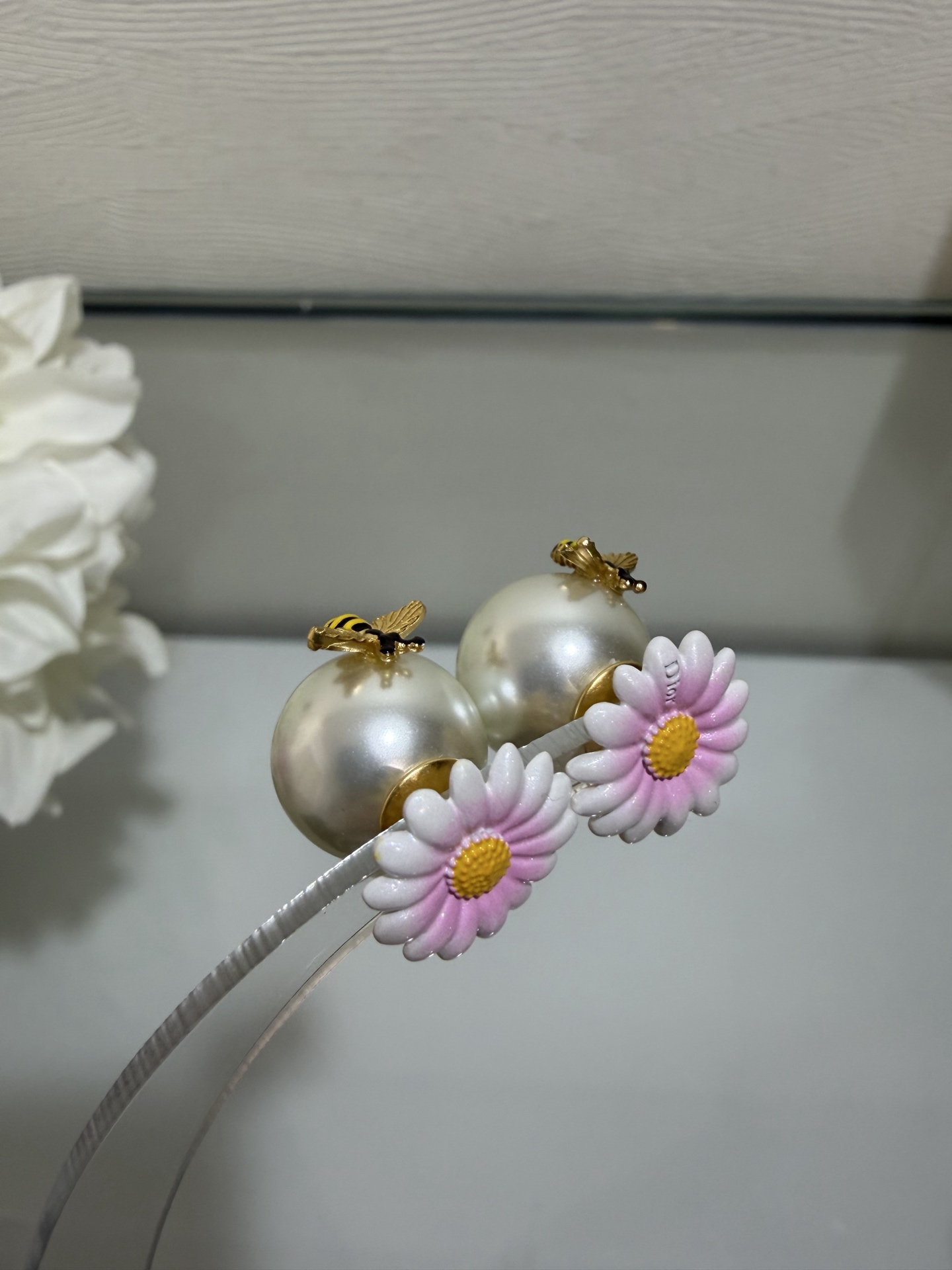 NO:765982,88180, Dior 2026 early spring limited pink daisy bee pearl earrings. The first romance of spring starts with this pair of earrings. One side is a gentle milky white pearl ball, the other side is a pink daisy flower, and a smart little bee is parked on it. The sense of detail is directly full. The same brass material as yb. Painting technology, dior, Cartier high-end jewelry1986090988180,Dior 2026早春限定粉色小雏菊蜜蜂珍珠耳钉 春天的第一份浪漫 就从这对耳饰开始吧 一面是温柔的奶白珍珠球,一面是带着粉调的雏菊小花,还有一只灵动的小蜜蜂停在上面,细节感直接拉满 yb一样黄铜材质 彩绘工艺,,dior,卡迪亚高端饰品,Jewelry