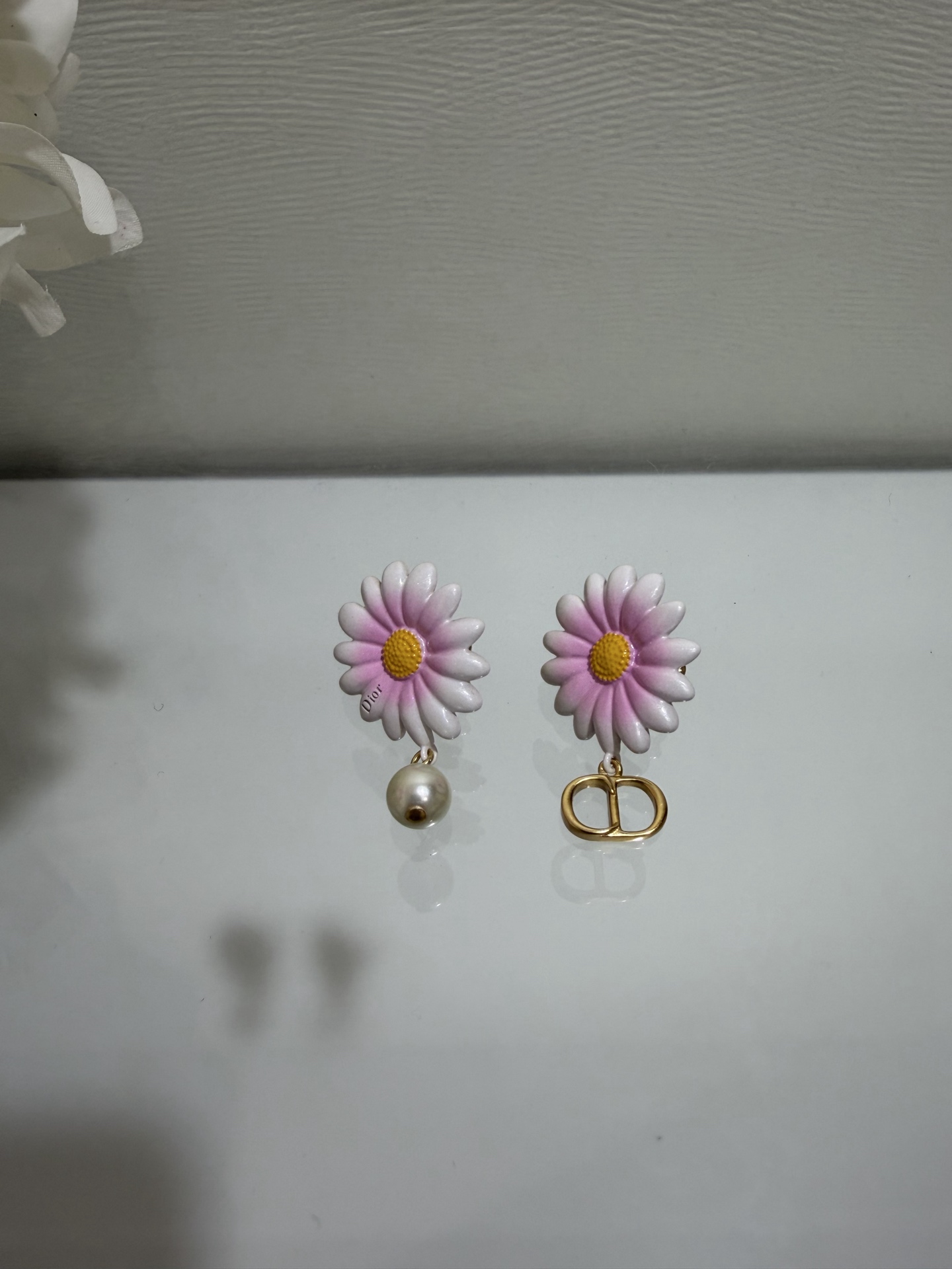 NO:765987,88180, Dior 2026 early spring limited pink daisy pearl earrings. The first romance of spring starts with this pair of earrings. The pink and white gradient enamel glaze process creates a daisy shape. The petals are delicate. The yellow flower center restores the natural texture. The upper ear is very gold-like. YB-like brass material. Painting technology. Stud earrings, dior, earrings, Cartier high-end jewelry1986090988180,Dior 2026早春限定粉色小雏菊珍珠耳钉 春天的第一份浪漫 就从这对耳饰开始吧 粉白渐变珐琅釉工艺打造雏菊造型 花瓣细腻 黄色花心还原自然质感 上耳非常有千金感 yb一样黄铜材质 彩绘工艺 耳钉耳环,,dior,earrings,卡迪亚高端饰品,Jewelry
