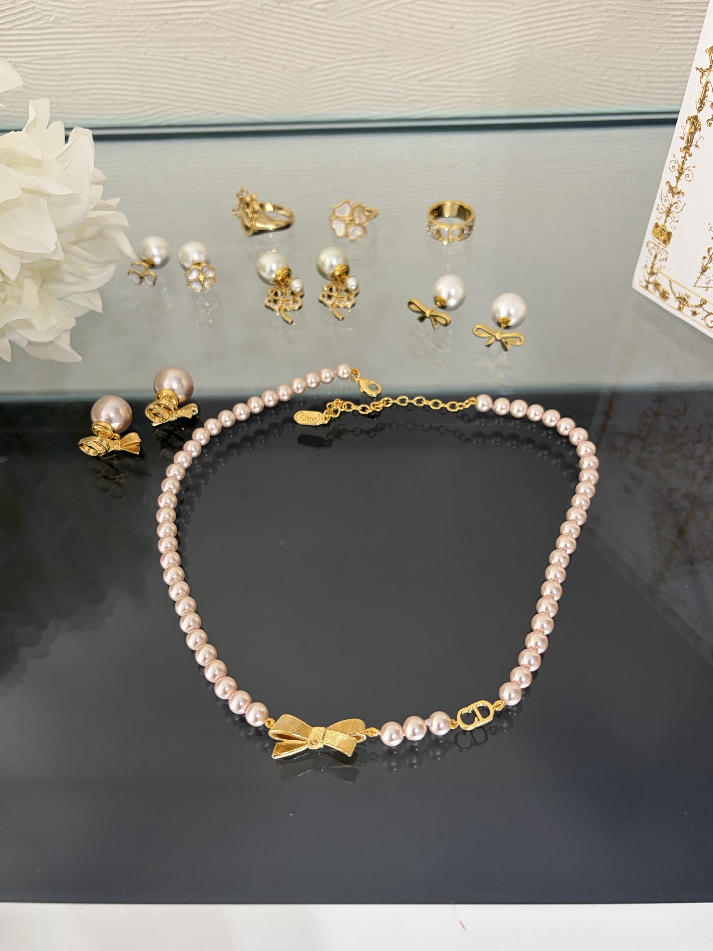 NO:857554,88220, Dior bow CD rose gold pearl choker necklace, sweet but not greasy, delicate and unobtrusive, pink resin pearls with a golden bow in the middle, with guilloché texture, delicate texture, choker clavicle chain to wear, full of gold feeling, a must-have for exquisite girls, YB-like brass material, dior, necklace, Cartier high-end jewelry1986090988220,Dior 蝴蝶结CD玫瑰金珍珠choker项链 甜而不腻 精致又不张扬 粉色树脂珍珠 中间搭配了金色蝴蝶结 带有玑镂纹理 质感细腻choker锁骨链佩戴 千金感满满 精致女孩必备 yb一样黄铜材质,,dior,necklace,卡迪亚高端饰品,Jewelry