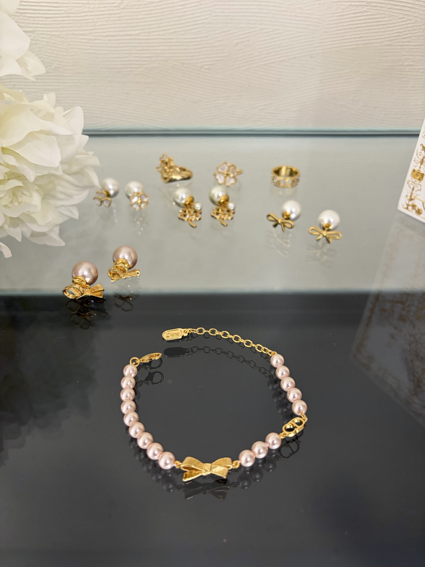 NO:857543,88200, Dior bow CD rose gold pearl bracelet, sweet but not greasy, delicate and unobtrusive, pink resin pearls with a golden bow in the middle, with guilloché texture, full of gold feeling, a must-have for exquisite girls, YB-like brass material, dior, bracelet, Cartier high-end jewelry1986090988200,Dior 蝴蝶结CD玫瑰金珍珠手链 甜而不腻 精致又不张扬 粉色树脂珍珠 中间搭配了金色蝴蝶结 带有玑镂纹理 千金感满满 精致女孩必备 yb一样黄铜材质,,dior,bracelet,卡迪亚高端饰品,Jewelry