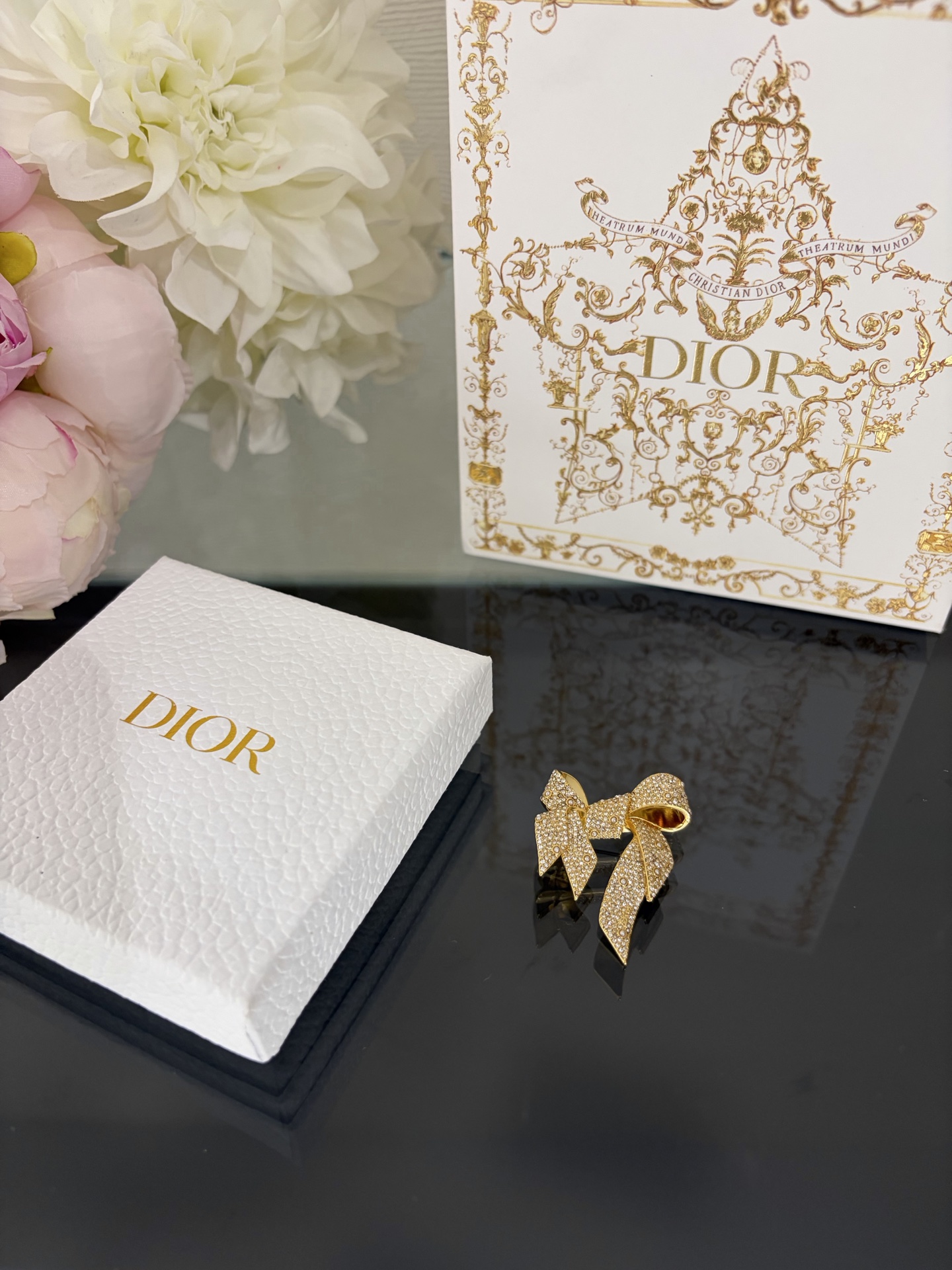 NO:857621,88220, Dior 26ss gold bow small pearl full diamond brooch. The bow is cute and sweet princess style. It is densely studded with Swarovski crystal diamonds and embellished with a few small pearls as decoration. Heavy workmanship and exquisite. It has a sense of sparkle, dior, brooch, breastpin, Cartier high-end jewelry.1986090988220,Dior 26ss金色蝴蝶结小珍珠满钻胸针 蝴蝶结可爱甜美公主风 密镶满了施华洛水晶钻 同时点缀了几颗小珍珠作为装饰 重工又精致 自带闪耀感,,dior,brooch，breastpin,卡迪亚高端饰品,Jewelry