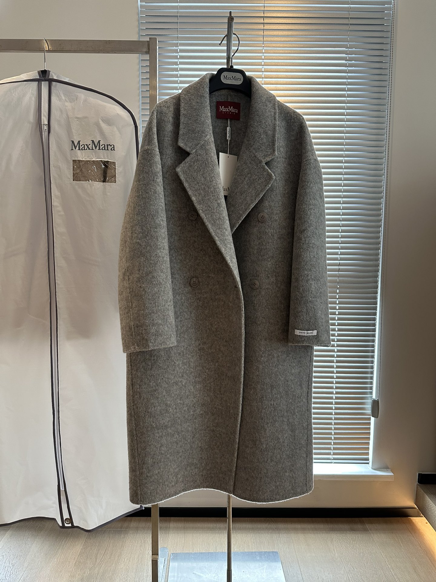 NO:710901,Max's classic 4-button coat is very simple but focuses on texture and style. It is indeed the ultimate. Australian superfine wool has a high density and is quite thick. The suit pants have a micro-cocoon shape and are very versatile. The upper body is full of high-end casual matching.19860909Max经典4扣大衣 很简约但拼的是质感 是版型 确实做到了极致 澳洲超细羊毛 密度很高 相当厚实 西装裤微茧型版型 非常百搭 上身随意搭配都是满满高级感 SM两码 s胸围112 衣长108 福利秒杀,麦丝玛拉-服装,business suit,,Women's clothing