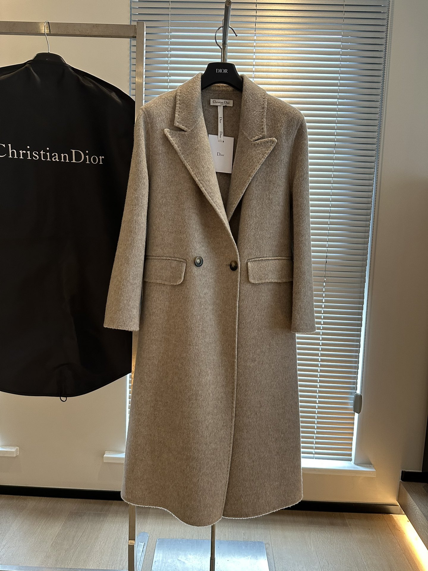 NO:638425,[High-end Bureau] DIO'R 25ss new cashmere coat, first released in Seoul, South Korea, simple and elegant design, the most advanced color matching this year, 10% pure cashmere content, soft to the touch, high weight and thickened, a big-name coat that can survive the winter, dior genuine goods, counter quality, worth buying, sm two sizes, s bust 102, length 110, bonus flash sale, special price  No return, no exchange, no free shipping, dior, alexander wang19860909【高端局】DIO'R 25ss 新款韩国首尔首发新款羊绒大衣 简约大气的设计版型 今年最高级的色差搭配 10的纯正山羊绒含量 手感柔软 高克重加厚 可以过冬的大牌大衣 dior正牌鼎货 专柜品质 值得购入 sm两码 s胸围102 衣长110 福利秒杀,特价 不退不换不包邮,dior,alexander wang,Women's clothing