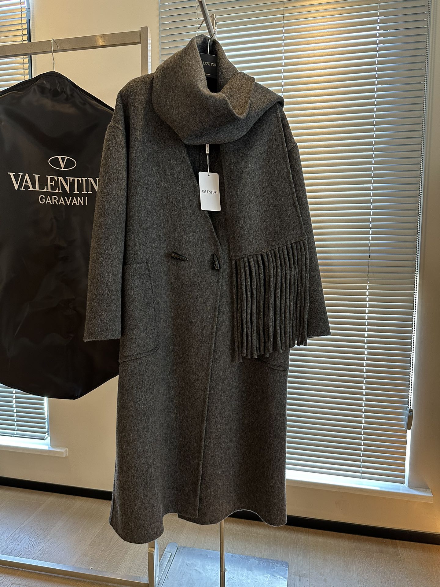 NO:710917,Valentin*Valentin nu counter-level coat paired with a scarf of the same fabric 23fw autumn new style Simple and elegant design style High-end Australian wool and cashmere fabrics The upper body is full of high-end luxury High-end luxury One size fits all Bust 120 Length 115 Welfare flash sale, Valentino-clothing, valentino, valentino,19860909Valentin*华伦天nu专柜级大衣 配上一款同面料的围脖 23fw秋季新款 简约大气的设计风格 高端的澳毛和羊绒面料 上身满满高级感 高端奢华 均码 胸围120 衣长115 福利秒杀,华伦天奴-服装,valentino,valentino,,Women's clothing