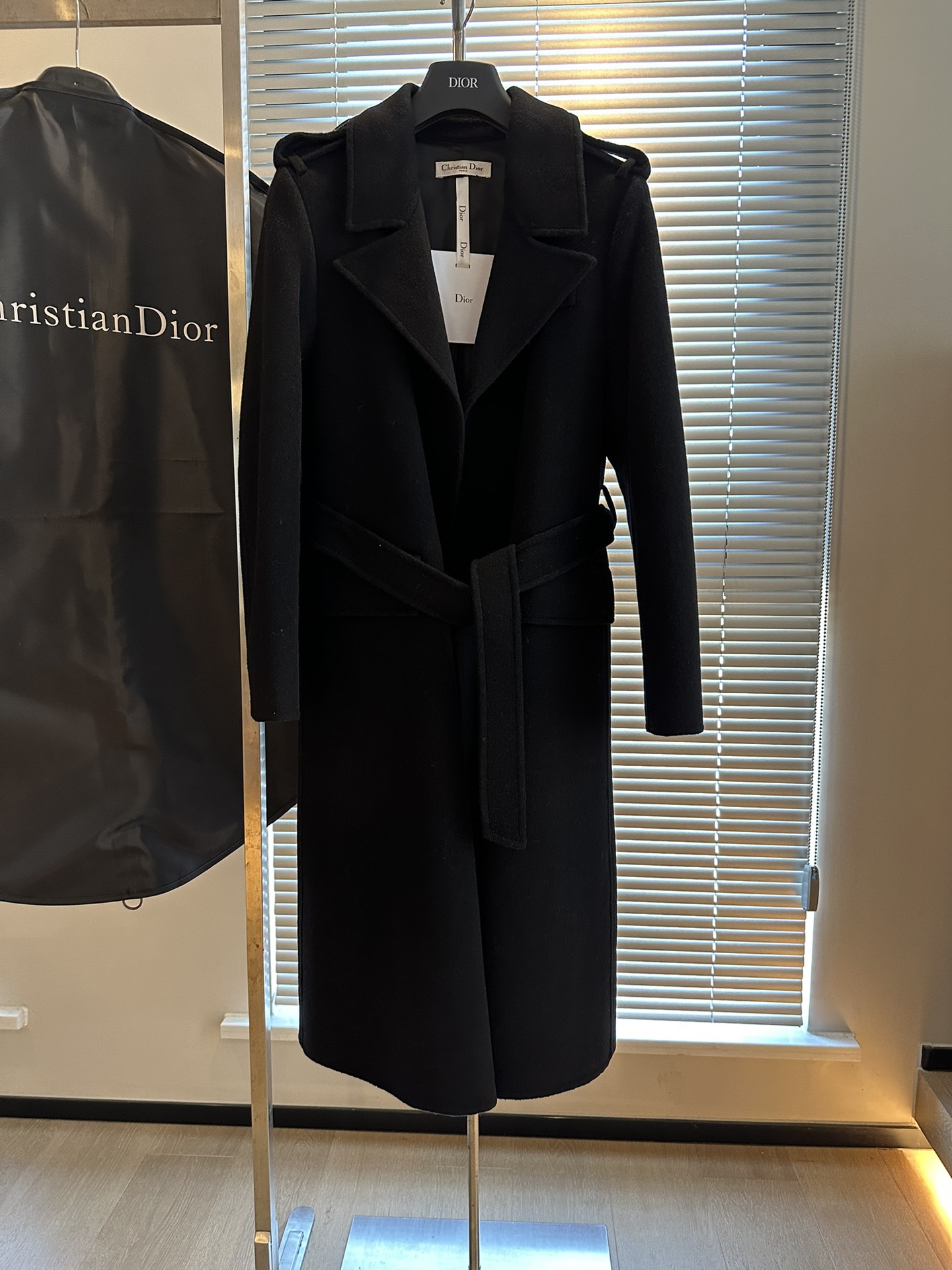 NO:636926,Dio's Dior retro modern style high-end cashmere coat, epaulette shoulder design, very wide version, full of high-end sense on the upper body, unparalleled luxury experience, high-end high-end wool, half-lined inside, high-end button accessories, very stiff version, SM two sizes, s bust 98, length 106, welfare flash sale, Maxmara-clothing, dior, dior, alexander wang19860909Dio's 迪奥复古摩登风格高端羊绒大衣 肩章正肩设计 很挺阔的版型 上身满满高级感 无与伦比的奢华体验 高端高支羊毛 内里配了半内衬 高级纽扣配饰 版型非常挺括 SM两码 s胸围98 衣长106 福利秒杀,麦丝玛拉-服装,dior,dior,alexander wang,Women's clothing