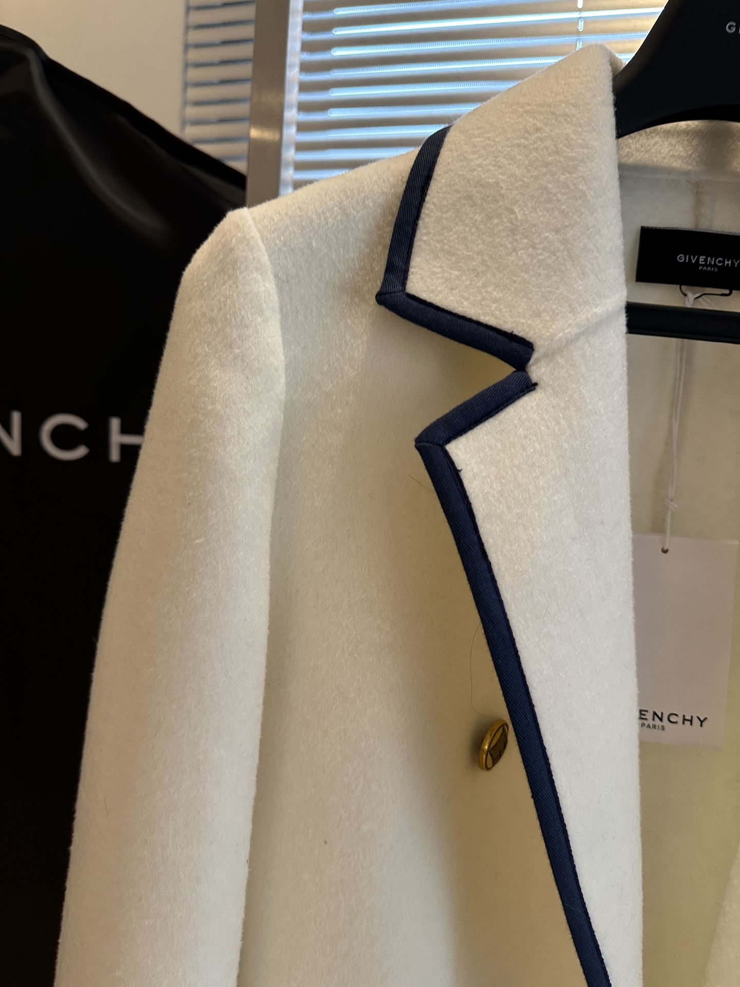 High-Quality Women’s Clothes with Branded Original Design and Dust-Proof Bags - 图片 3