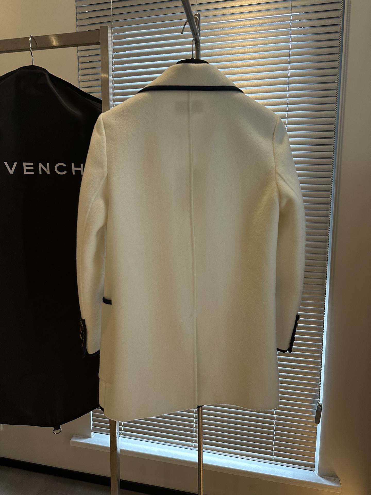 High-Quality Women’s Clothes with Branded Original Design and Dust-Proof Bags - 图片 8