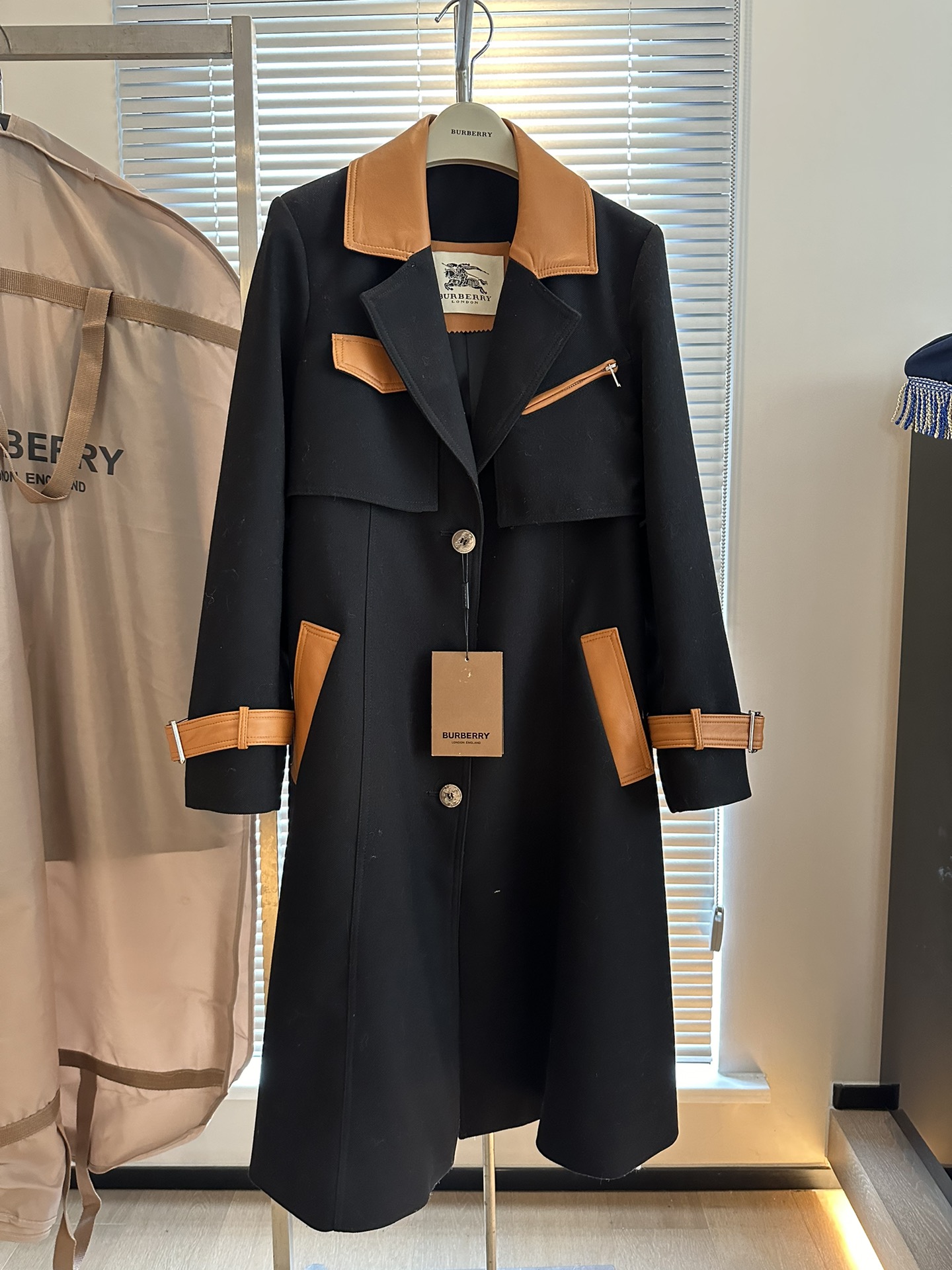 High-end Burberry Women’s Suit with Dustproof Bags: Premium Wool Coats and Sheepskin Jackets. - 图片 1
