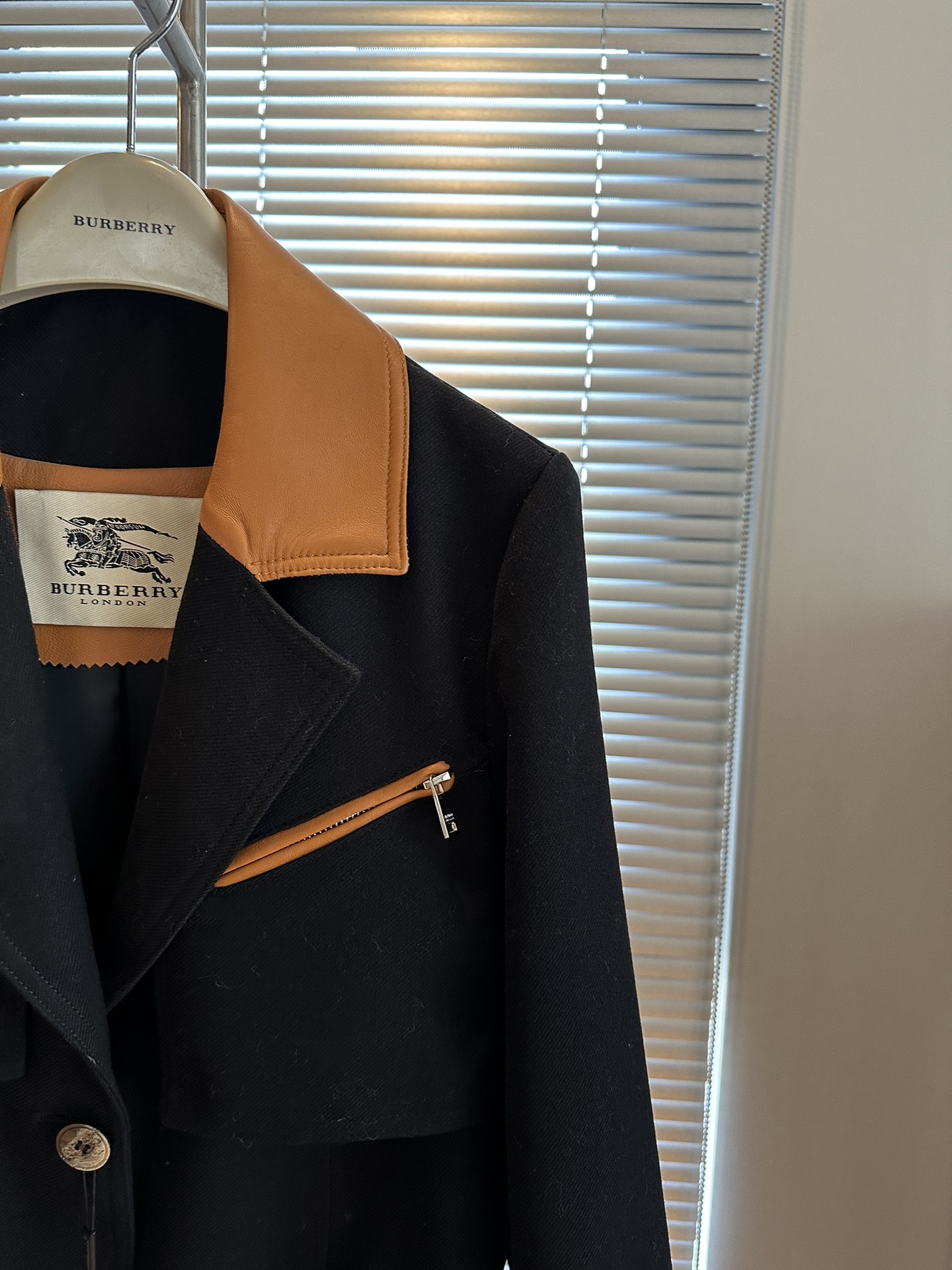 High-end Burberry Women’s Suit with Dustproof Bags: Premium Wool Coats and Sheepskin Jackets. - 图片 5