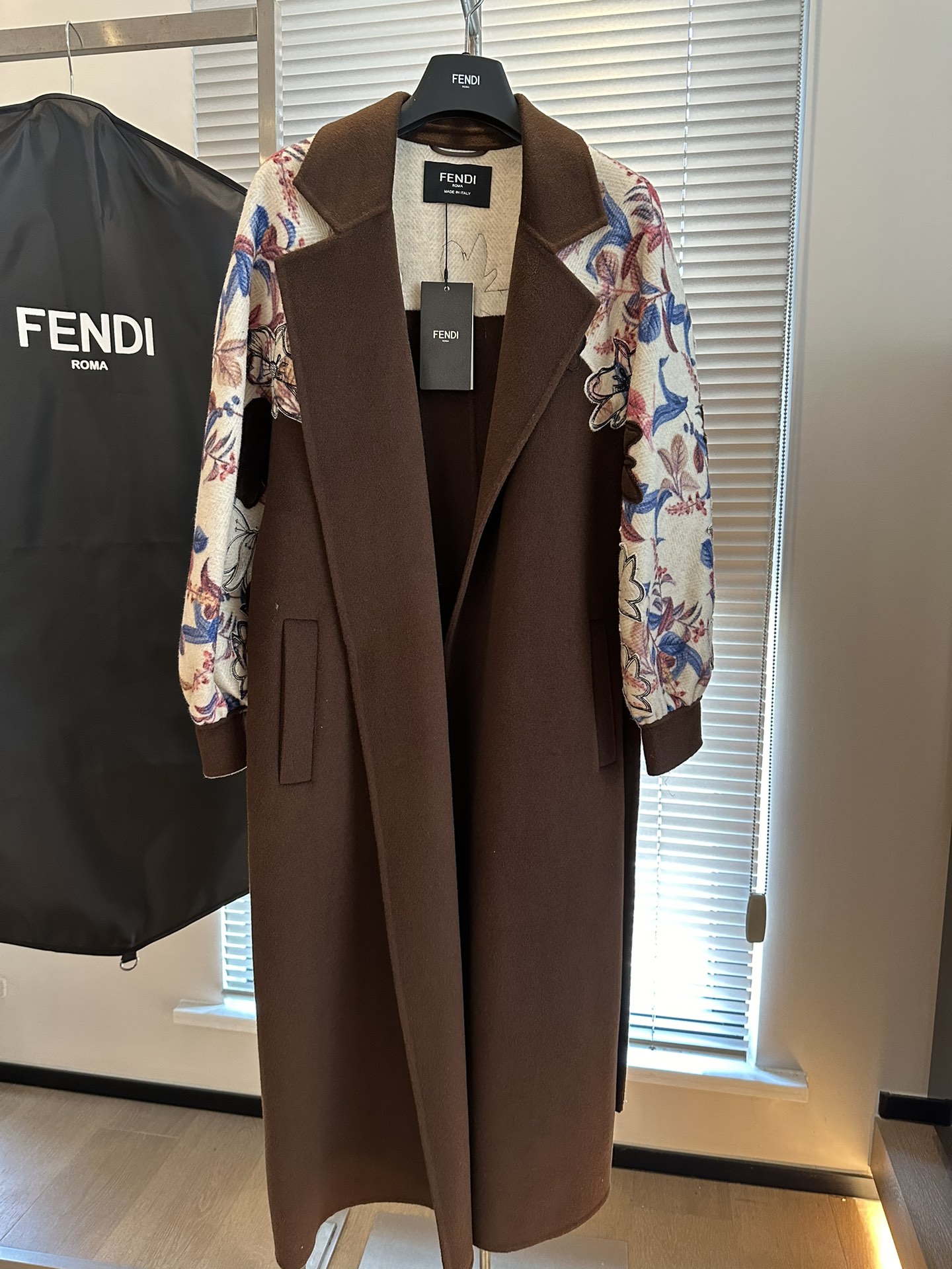 NO:638390,Fend* Fend D Ready-to-wear cashmere coat counter model F's high-end Chinese element cashmere coat series Big brand design concept Tang culture 3D three-dimensional hand-embroidery High-count wool Impeccable hand and drape Simple bathrobe style High-end elegance Top quality Soft feel Three digits to enjoy the texture of a thousand-yuan brand coat SM size s Bust 106 Length 110 Benefit flash sale, special price  No return, no exchange, no free shipping, fendi, fendi, alexander wang19860909Fend* 芬D 成衣羊绒大衣专柜款 F家高端中国元素羊绒大衣系列 大牌设计概念 唐文化3D立体手工刺绣 高支羊毛 手感垂感都做到无可挑剔 简约的浴袍风格 高端典雅 顶级品质 柔和手感 三位数享受千元级品牌大衣质感 SM码 s胸围106 衣长110 福利秒杀,特价 不退不换不包邮,fendi,fendi,alexander wang,Women's clothing