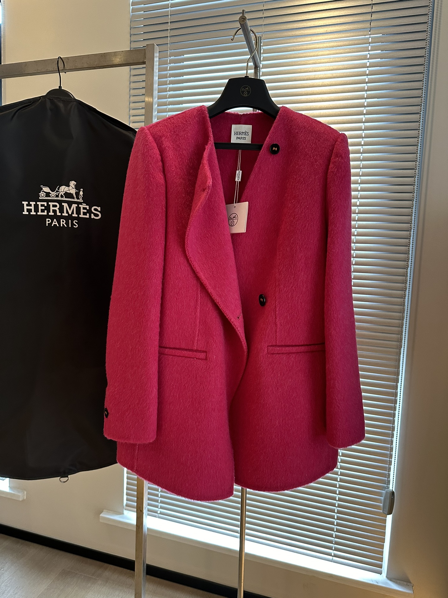 NO:638344,[Absolutely high quality] hm's quality cashmere coat H family exclusive designer model imaginative tailoring technology Paris ZG new cashmere coat uses high-end camel hair and mulberry silk fabrics. Both the style and materials are perfect. It feels extremely soft and delicate, and it really conveys a full sense of high-end. SM two sizes s Bust 102 Length 75 Benefits flash sale, special price No refunds, no exchanges, no free shipping, alexander wang19860909【绝对高品质】hm's 品质羊绒大衣 H家独有设计师款 富有想象力的裁剪工艺 巴黎ZG新款羊绒大衣 采用高端骆驼绒和桑蚕丝面料 无论是版型还是用料 都做到了极致 手感无比柔软细腻 确实透入出满满的高级感 sm两码 s胸围102 衣长75 福利秒杀,特价 不退不换不包邮,alexander wang,Women's clothing