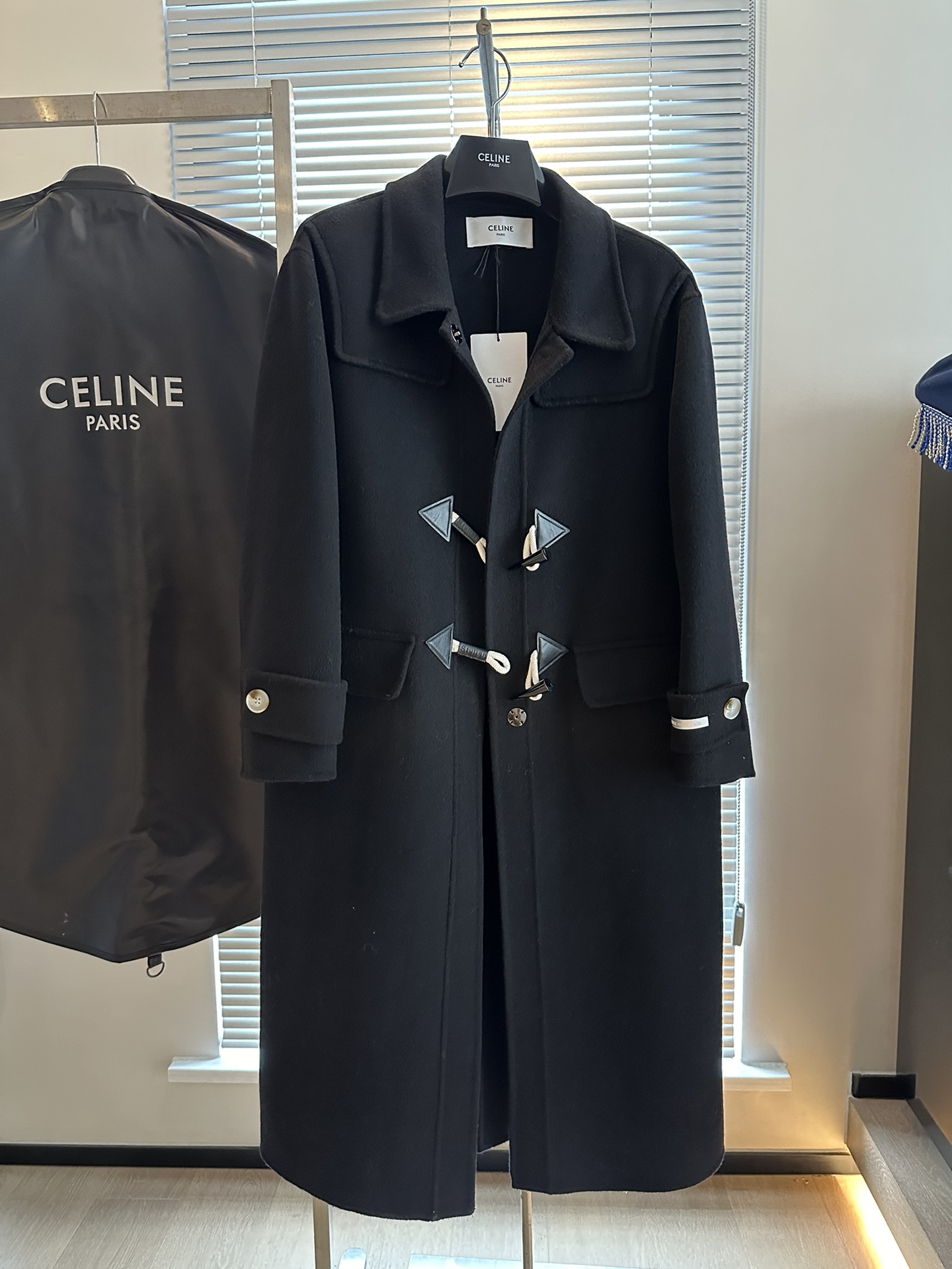 NO:638315,[emm is really good-looking] SKP CELIN'e Celin's high-end cashmere horn button coat | The workmanship is very exquisite... with genuine leather accessories. Classic horn button coat. A cashmere coat factory specializing in quality orders. The remaining small orders, high-count wool, are all high-end fabrics. SM two sizes, s bust 106, length 108. Bonus flash sale, special price, no refund, no exchange, no free shipping, celine, alexander wang19860909【emm确实好看】SKP CELIN'e瑟琳高端羊绒牛角扣大衣 | 做工很精致啊...配上真皮辅料 经典牛角扣大衣 一家专门做品质订单的羊绒大衣工厂 剩下的小尾单 高支羊毛 全部都是高端面料 SM两码 s胸围106 衣长108 福利秒杀,特价 不退不换不包邮,celine,alexander wang,Women's clothing