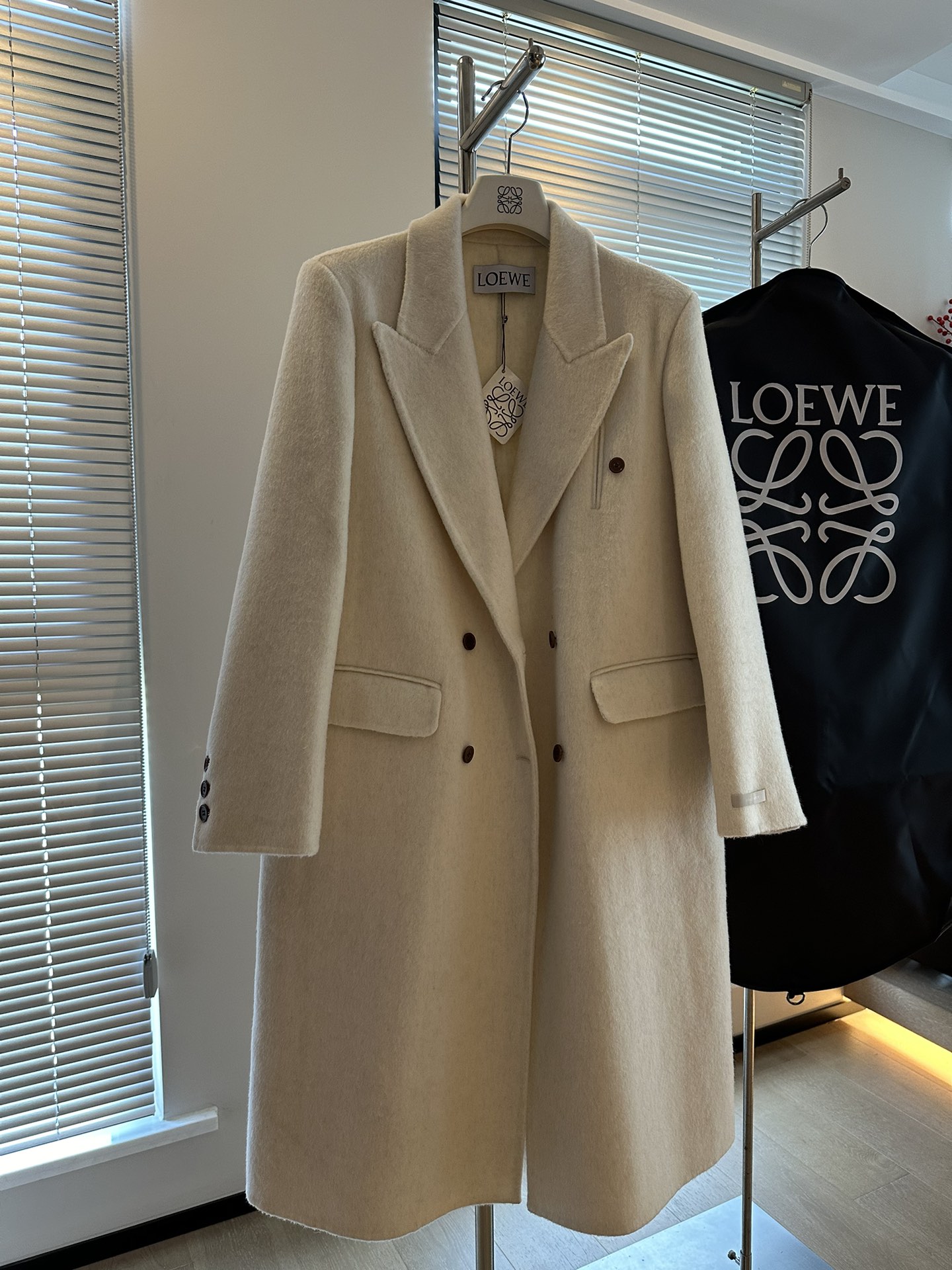 NO:638367,Loew'e Luo Yiwei counter retro modern style high-end wool mulberry silk blazer, classic and versatile, high-end fabrics, this is really Fell, unparalleled luxury experience, high-end 75 high-count wool, 10 rabbit hair, 15 mulberry silk, soft feel, very stiff version, SM two sizes, s bust 102, length 108, bonus flash sale, special price, no return, no exchange, no free shipping, loewe, loewe, alexander wang19860909Loew'e 罗意wei 专柜复古摩登风格高端羊毛桑蚕丝西大衣 经典百搭 高级的面料 这款实在太有Fell了 无与伦比的奢华体验 高端75高支羊毛 10兔毛 15桑蚕丝 柔软手感 版型非常挺括 SM两码 s胸围102 衣长108 福利秒杀,特价 不退不换不包邮,loewe,loewe,alexander wang,Women's clothing