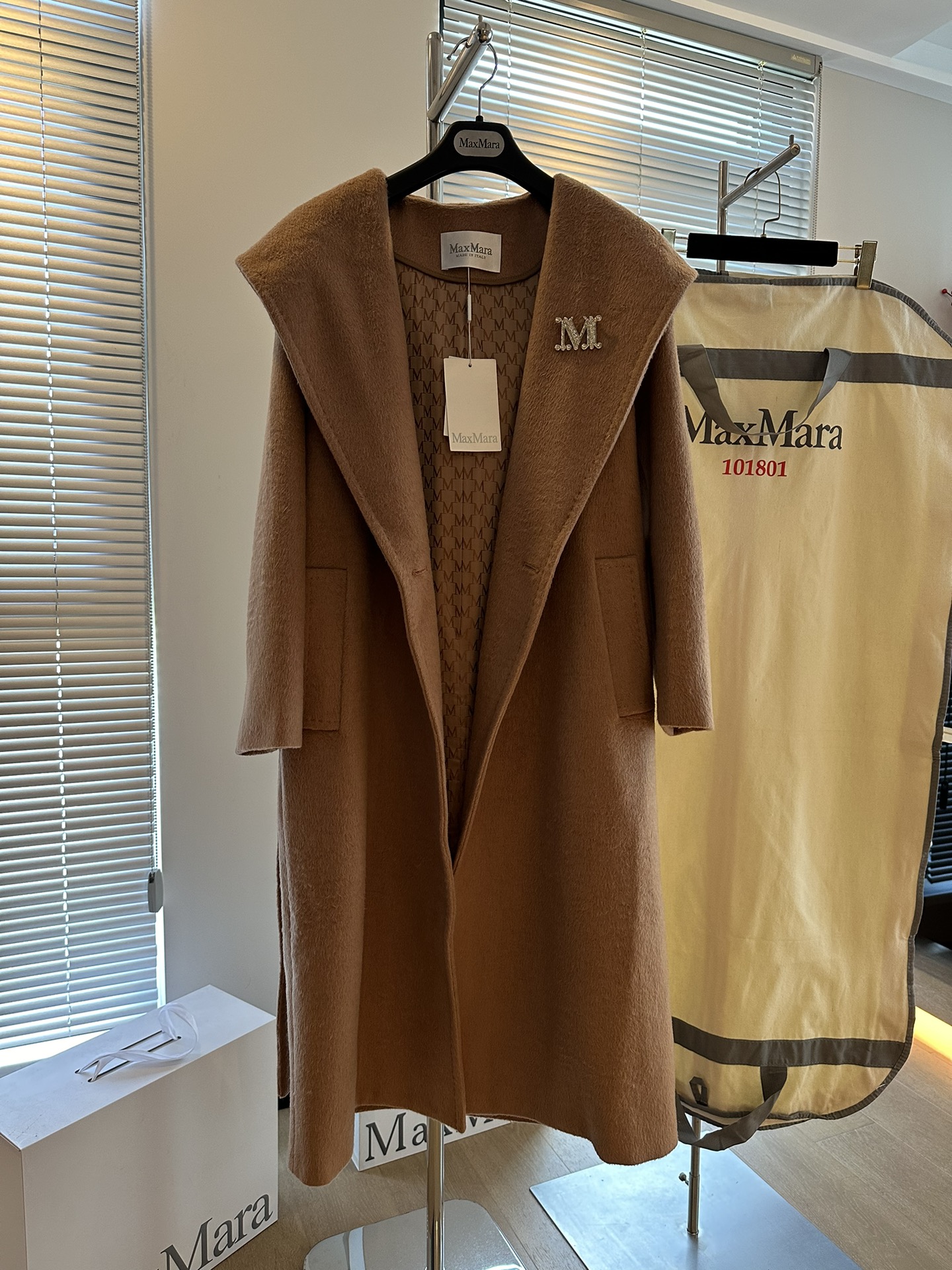 NO:638378,Max' Ma*** Rialtio women's extra long hooded cashmere coat, classic and versatile. It is made of thickened Suli alpaca fabric, 35 Suli alpaca + 65 ultra-fine wool. It is equipped with a high-grade lining with M letter. It is the same style as ZG. The price/performance ratio is very high. If you place an order now, you will get a free M letter diamond brooch worth 1600 from the official website. SM two sizes, S bust 110, length 116. Bonus flash sale, special price.  No return, no exchange, no free shipping, brooch, breastpin, hats, alexander wang19860909Max' Ma*** Rialtio 加长款女士连帽羊绒大衣 经典百搭 这款采用的是加厚苏力羊驼面料 35苏力羊驼+65超细羊毛 配上了M字母高级内衬 平替ZG同款 性价比确实非常高 现在下单还能赠送官网价值1600的M字母闪钻胸针 SM两码 S胸围110 衣长116 福利秒杀,特价 不退不换不包邮,brooch，breastpin,hats,alexander wang,Women's clothing