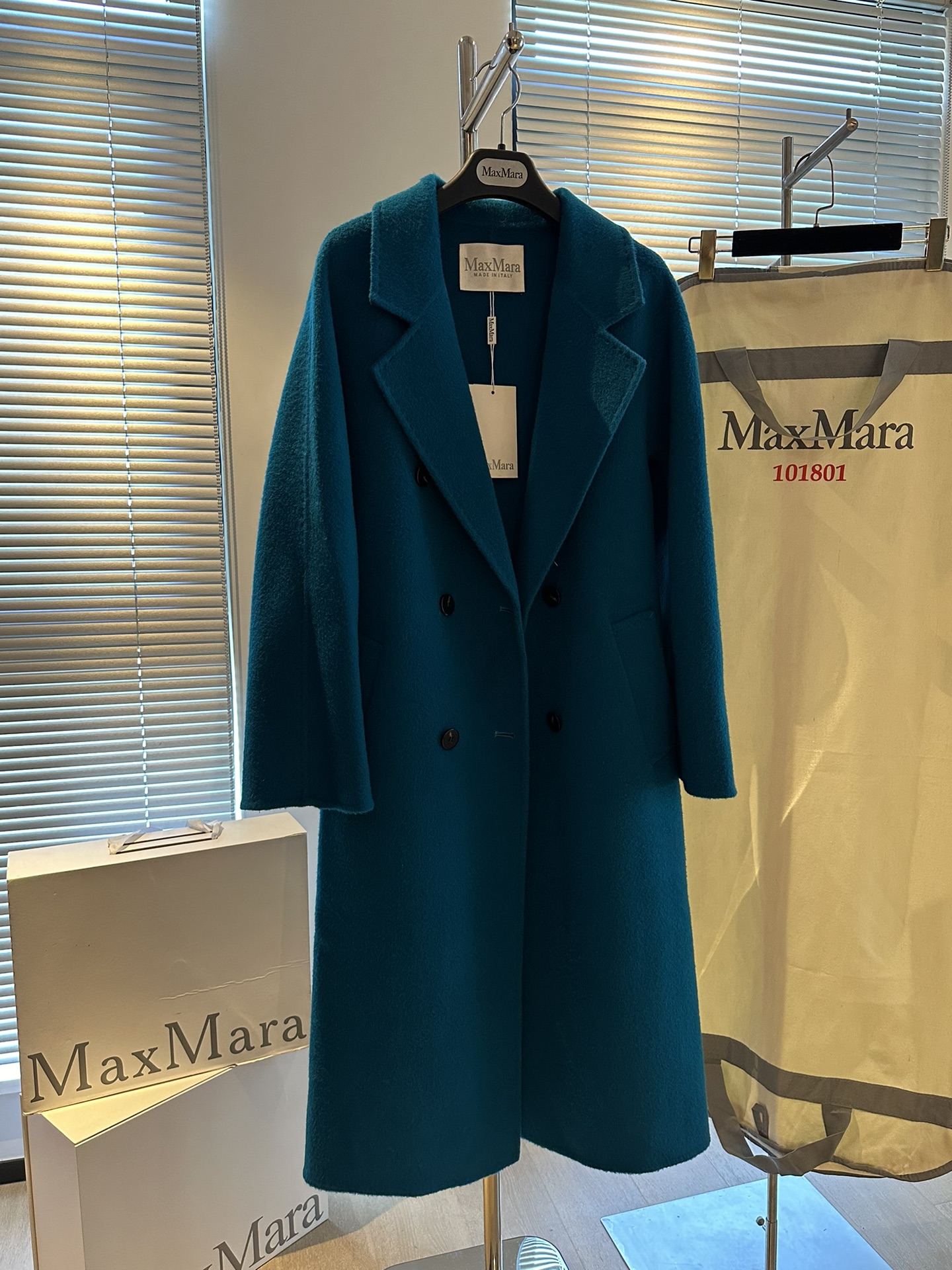 NO:638366,[New Season Benefits] M Family 101801 American and Australian Coat, measured Merino Australian Wool Coat, high weight and thickened, 2 times the thickness of ordinary cashmere coats, long-haired velvet, high-end texture that can be felt at a glance, the price of Xubaoduo+. Currently, you will receive an M flash diamond brooch when you place an order. The same brooch from ZG costs 1600 SM in two sizes. Bust 106, length 110. Flash sale, special price.  No return, no exchange, no free shipping, brooch, breastpin, alexander wang19860909【新季福利】M家101801美澳大衣 实测美利奴澳毛大衣 高克重加厚 是普通羊绒大衣的2倍厚度 长毛丝绒 一眼就能感受的高端质感 某宝妥妥+的售价 目前下单还赠送M闪钻款胸针 ZG同款胸针都要1600 SM两码 胸围106 衣长110 秒杀,特价 不退不换不包邮,brooch，breastpin,alexander wang,Women's clothing