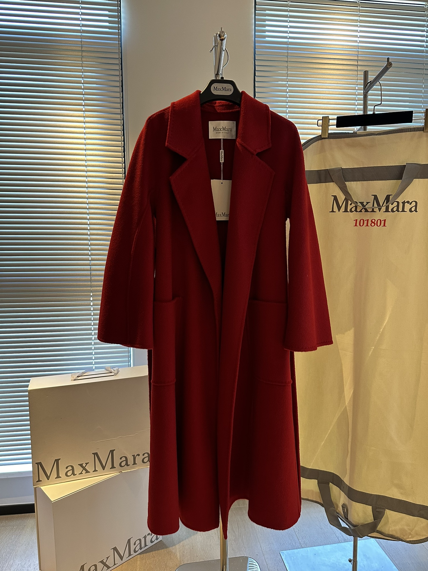 NO:638347,MaxMar* Labbro uses top-grade 90 Australian wool and 10 cashmere water ripples. The classic bathrobe style can replace ZG quality coats. It is pure softness without a trace of impurities. This version is really invincible. The water wave texture cannot be imitated by ordinary small factories. The three-digit price is so cost-effective. Two sizes sm. S Bust 106. Length 110. Bonus flash sale, special price. No refunds, no exchanges, no free shipping, alexander wang19860909MaxMar* Labbro 采用顶级90澳毛10羊绒水波纹 经典浴袍款 可以平替ZG品质的大衣 纯粹的柔软 不参一丝杂质 这版型真的无敌 这水波质感不是普通小工厂能仿出来的 三位数的价格太有性价比了 sm两码 s胸围106 衣长110 福利秒杀,特价 不退不换不包邮,alexander wang,Women's clothing