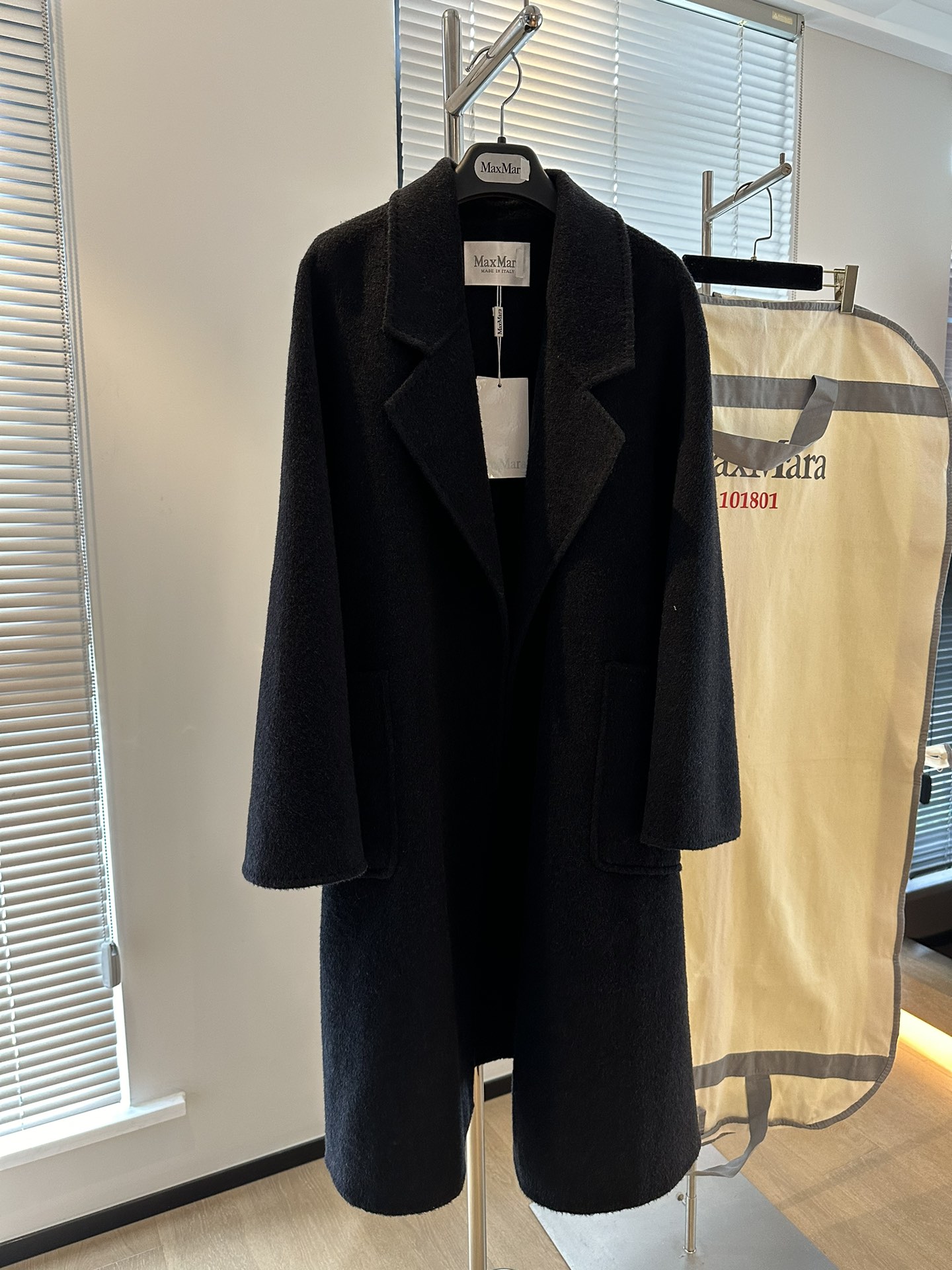 NO:638356,MaxMa*a classic bathrobe cashmere coat, classic black charcoal gray, very high-end color, long-haired thickened fabric, 90 wool 10 cashmere, delicate feel, ZG new color, this is a versatile cashmere coat that cannot be rejected, enter with eyes closed, sm two sizes, s bust 106, length 108, bonus flash sale, special price, no return, no exchange, no free shipping, alexander wang19860909MaxMa*a 经典浴袍羊绒大衣 经典黑炭灰 很高级的颜色 长毛加厚面料 90羊毛10羊绒 细腻手感 ZG新出颜色 这是一款无法拒绝的百搭羊绒大衣 闭眼入 sm两码 s胸围106 衣长108 福利秒杀,特价 不退不换不包邮,alexander wang,Women's clothing