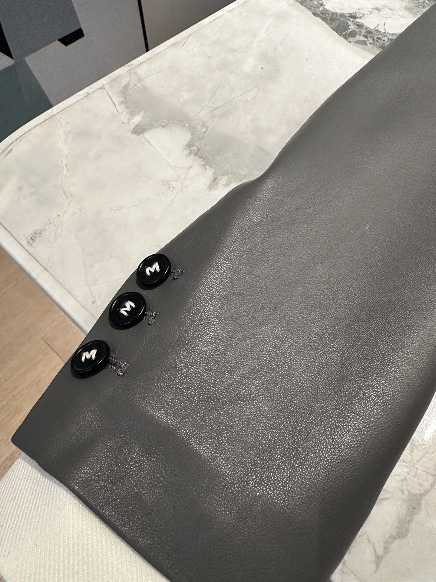 High-End Women’s Suit: MM6 Margiela’s New Leather Suit with Dustproof Bags - 图片 4