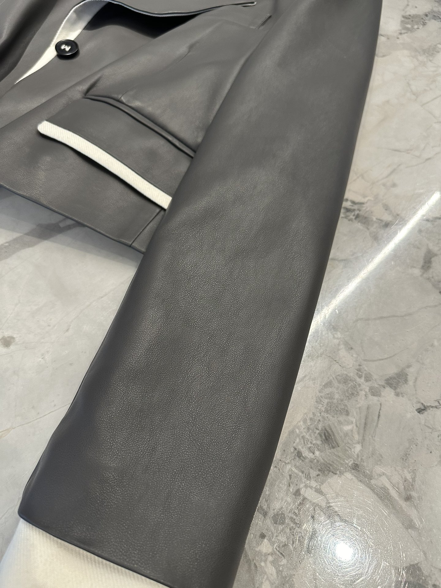 High-End Women’s Suit: MM6 Margiela’s New Leather Suit with Dustproof Bags - 图片 6