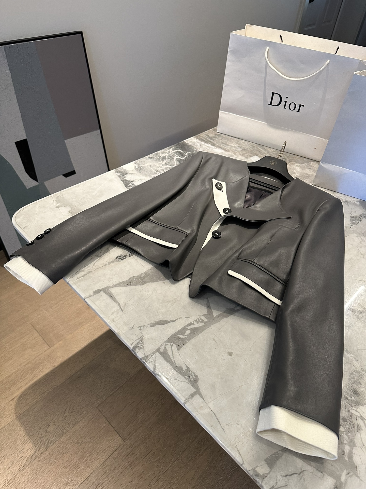 High-End Women’s Suit: MM6 Margiela’s New Leather Suit with Dustproof Bags - 图片 1