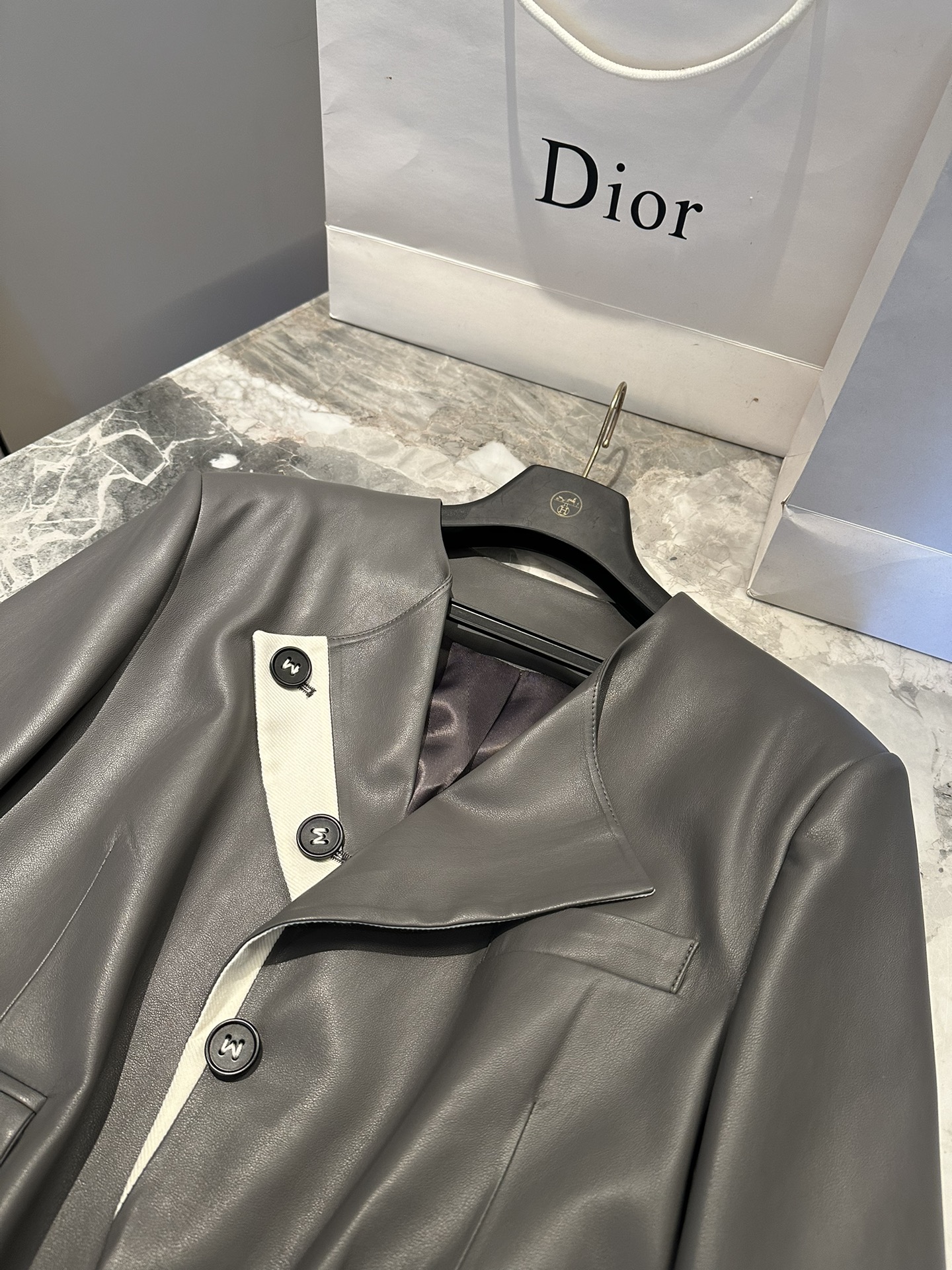 High-End Women’s Suit: MM6 Margiela’s New Leather Suit with Dustproof Bags - 图片 2