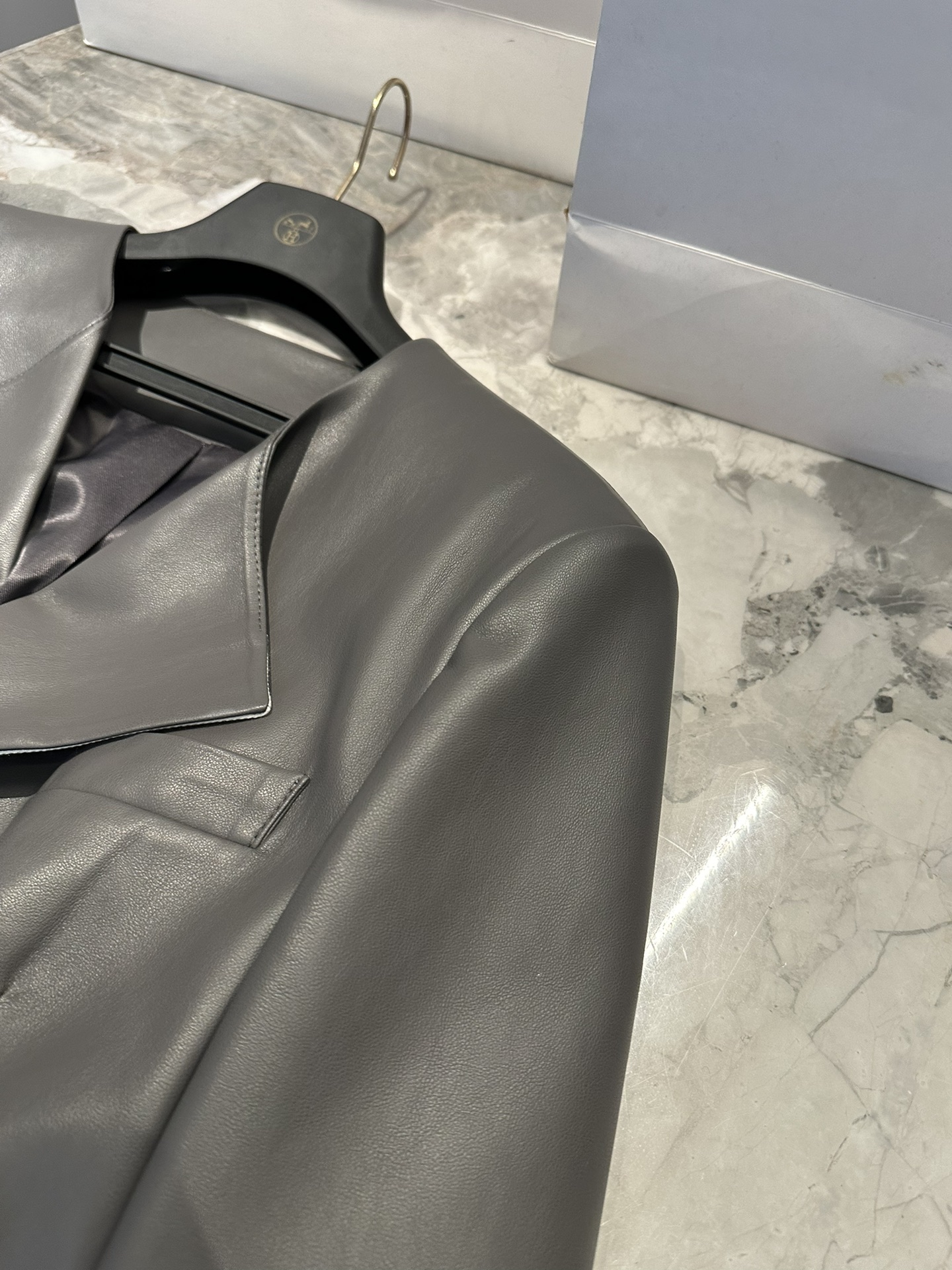 High-End Women’s Suit: MM6 Margiela’s New Leather Suit with Dustproof Bags - 图片 5