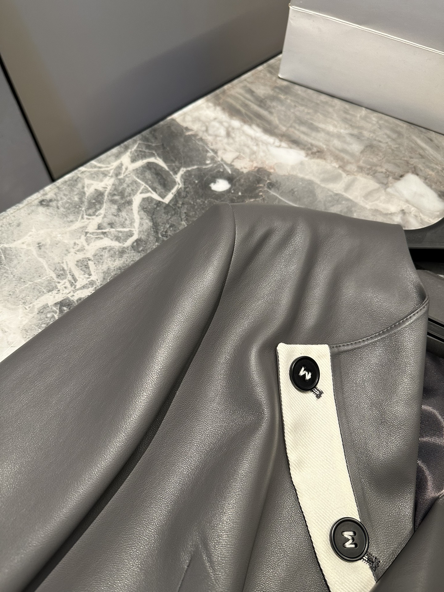 High-End Women’s Suit: MM6 Margiela’s New Leather Suit with Dustproof Bags - 图片 3